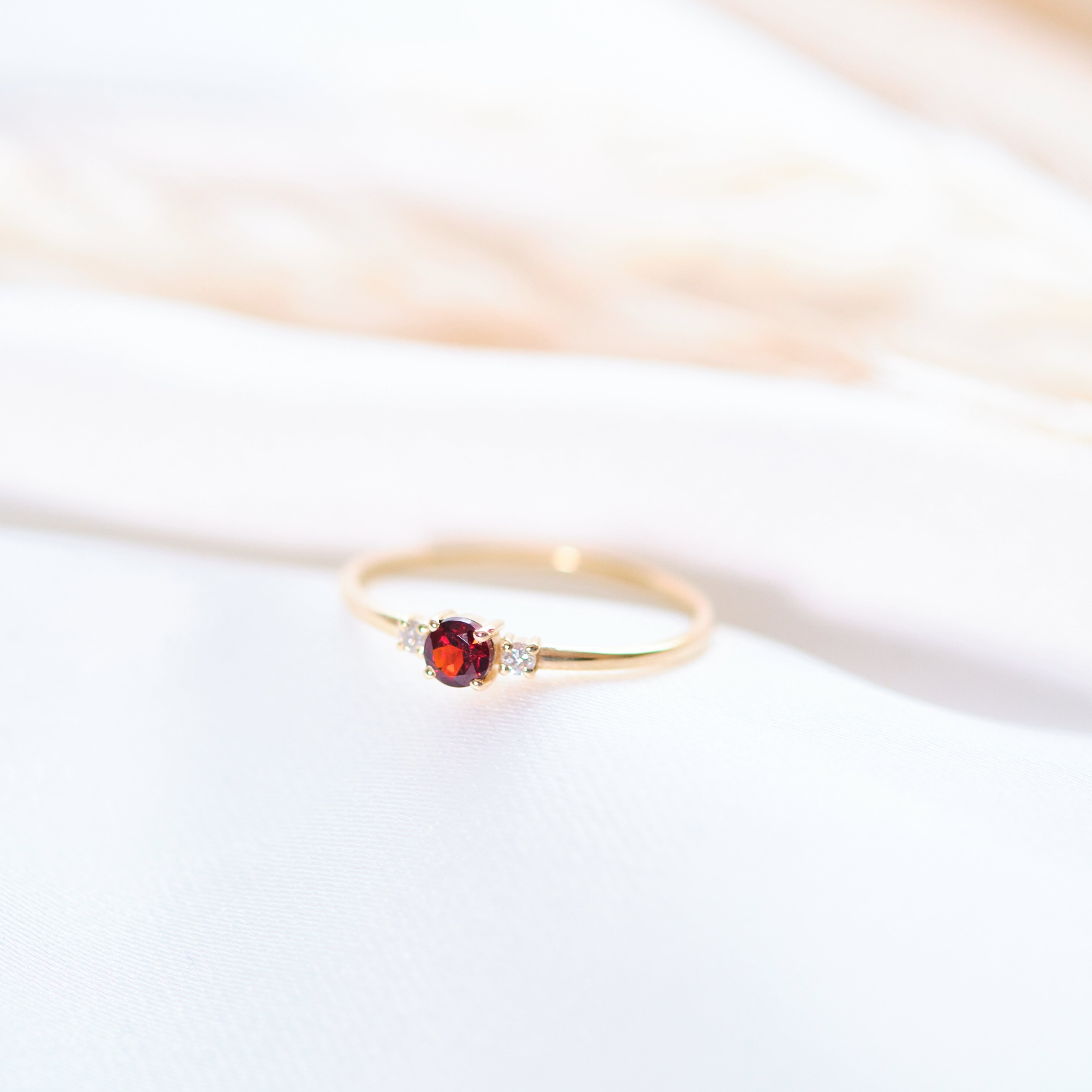 Trinity zásnubní prsten s granátem a diamanty ze 14karátového zlato