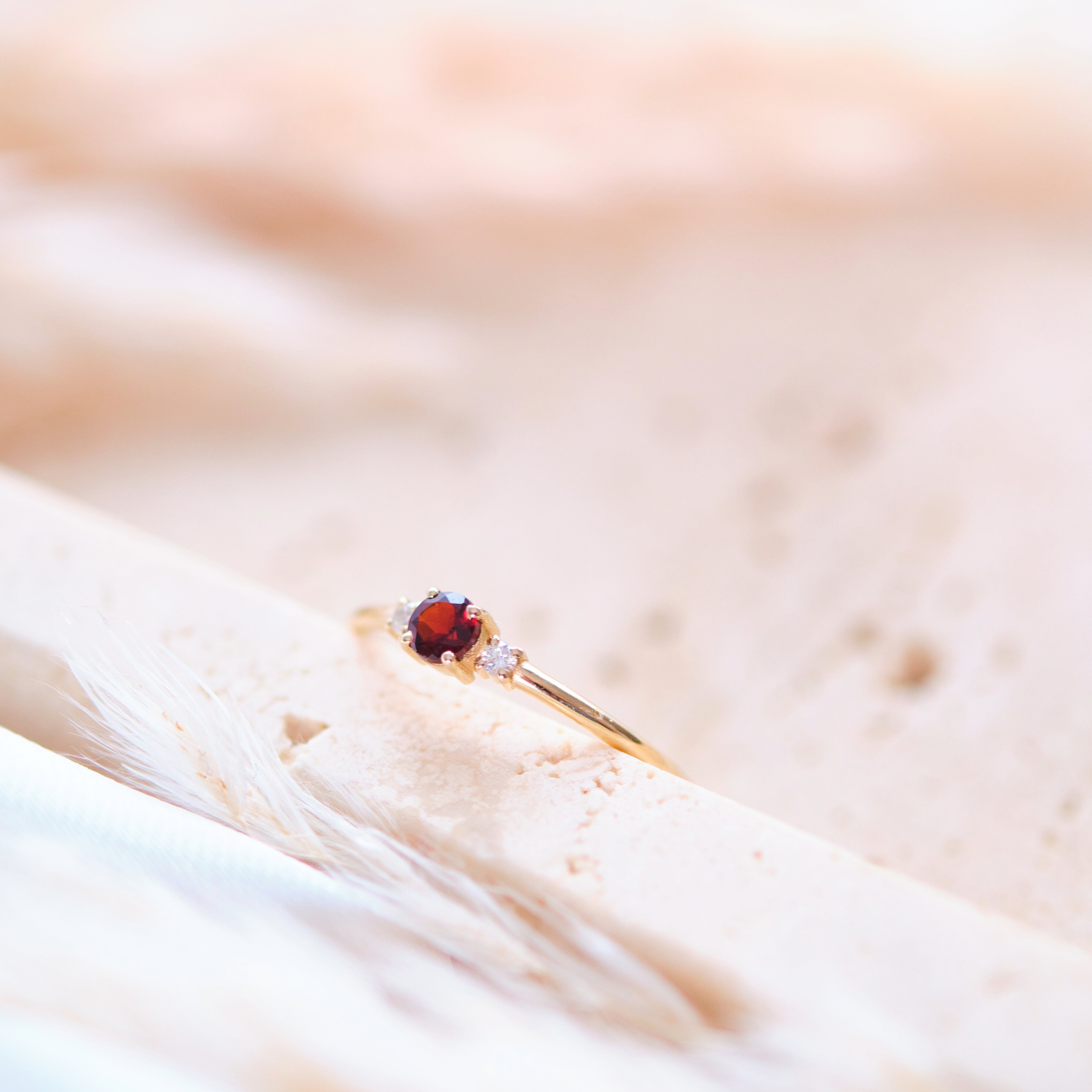 Trinity zásnubní prsten s granátem a diamanty ze 14karátového zlato