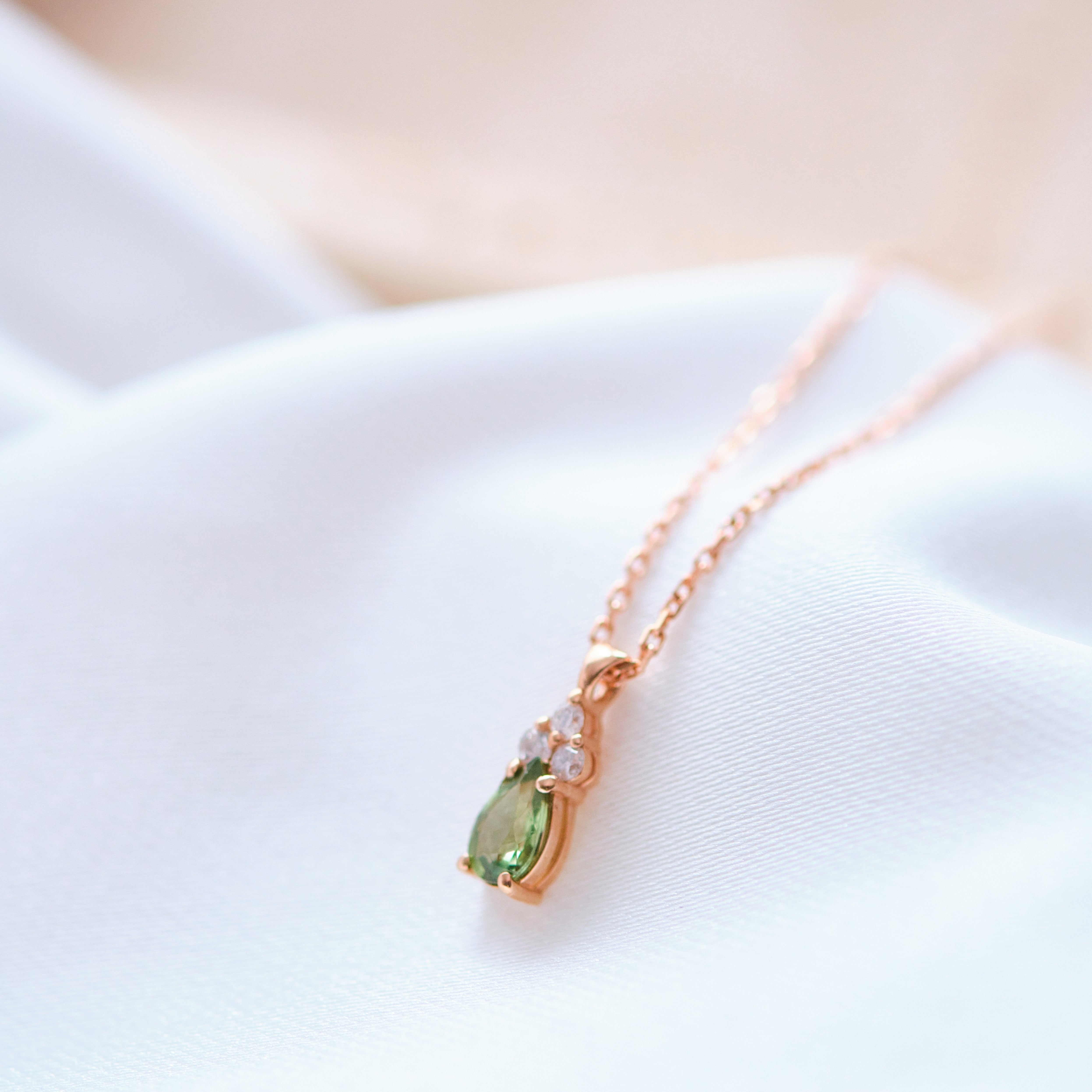 Zlatý náhrdelník se zeleným safírem a diamanty – 14karátové zlato