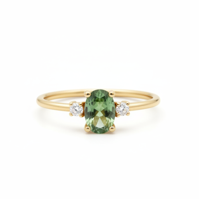 14 Karat Gold „Trinity“ Ring mit Ovalem Grünen Saphir und Diamanten