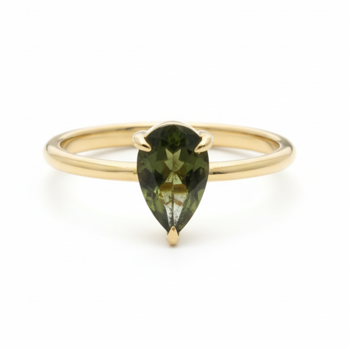 Prsten s vltavínem hruškového brusu v krapnovém osazení – 14karátové zlato