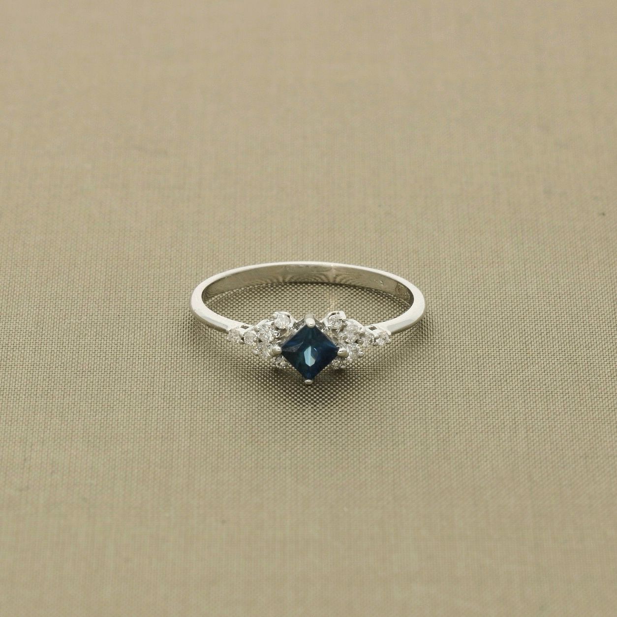 Blue Sapphire Cluster Ring With Diamond