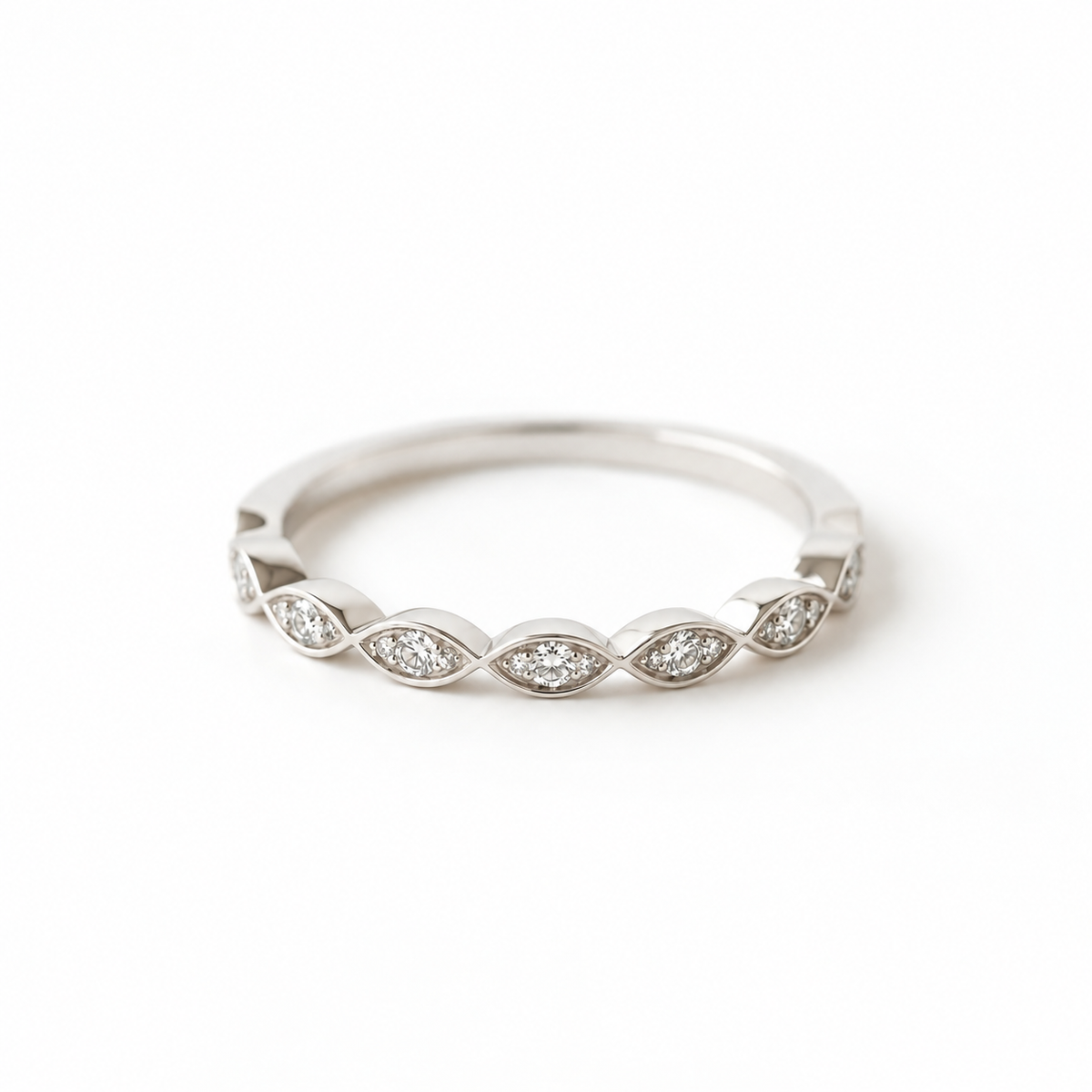 Snubní prsten s diamanty inspirovaný vintage stylem