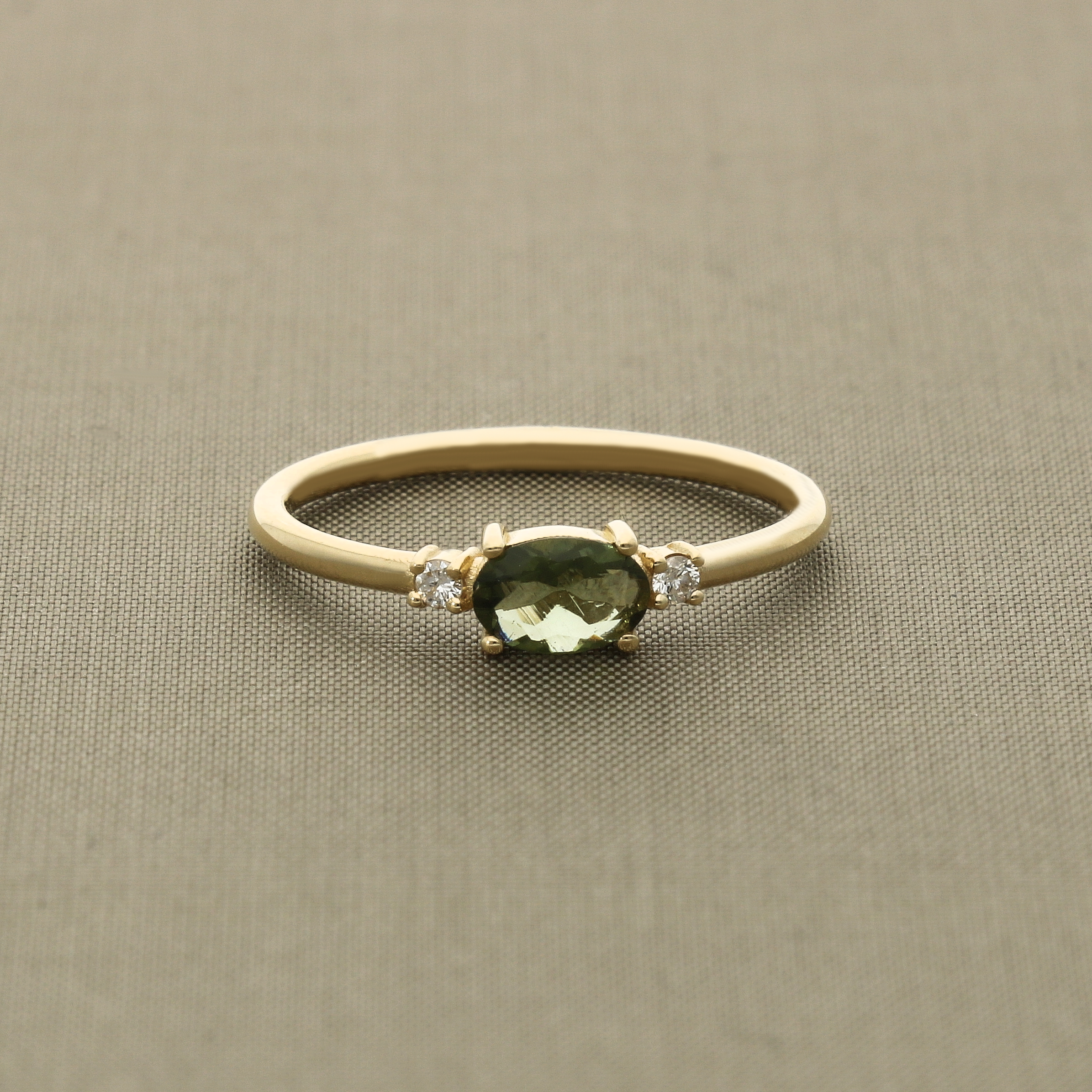 Horizontální prsten s vltavínem a diamanty – 14karátové zlato