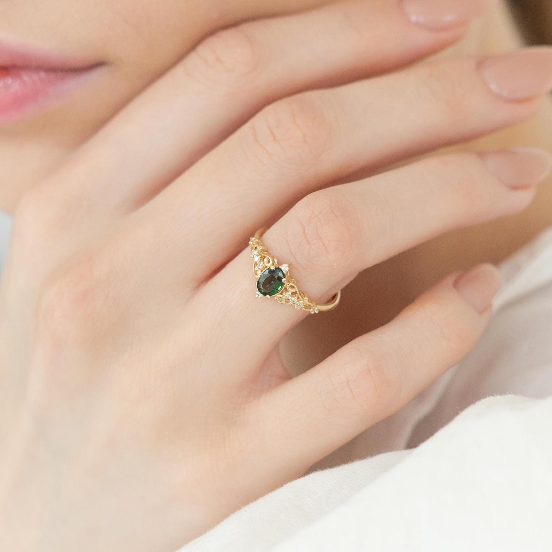 Zásnubní prsten se zeleným safírem a diamanty – 14K zlato