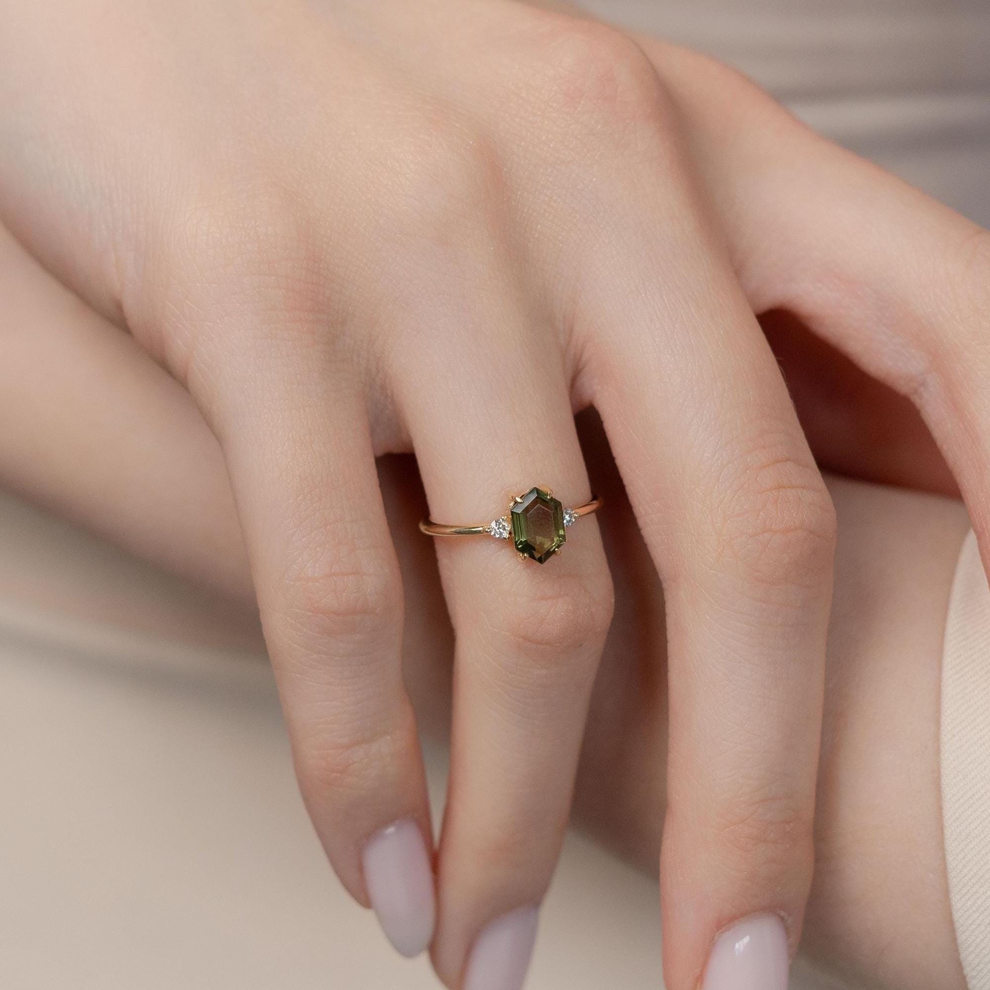 Prsten s moldavitem a diamantem - Zásnubní prsten s moldavitem - Šperky z masivního zlata s moldavitem - Prsten z 14karátového masivního zlata s moldavitem - Prsten s hexagonálním briliantovým brusem