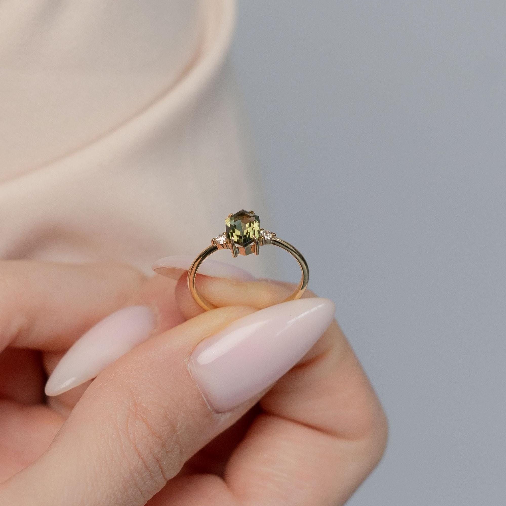 Prsten s moldavitem a diamantem - Zásnubní prsten s moldavitem - Šperky z masivního zlata s moldavitem - Prsten z 14karátového masivního zlata s moldavitem - Prsten s hexagonálním briliantovým brusem