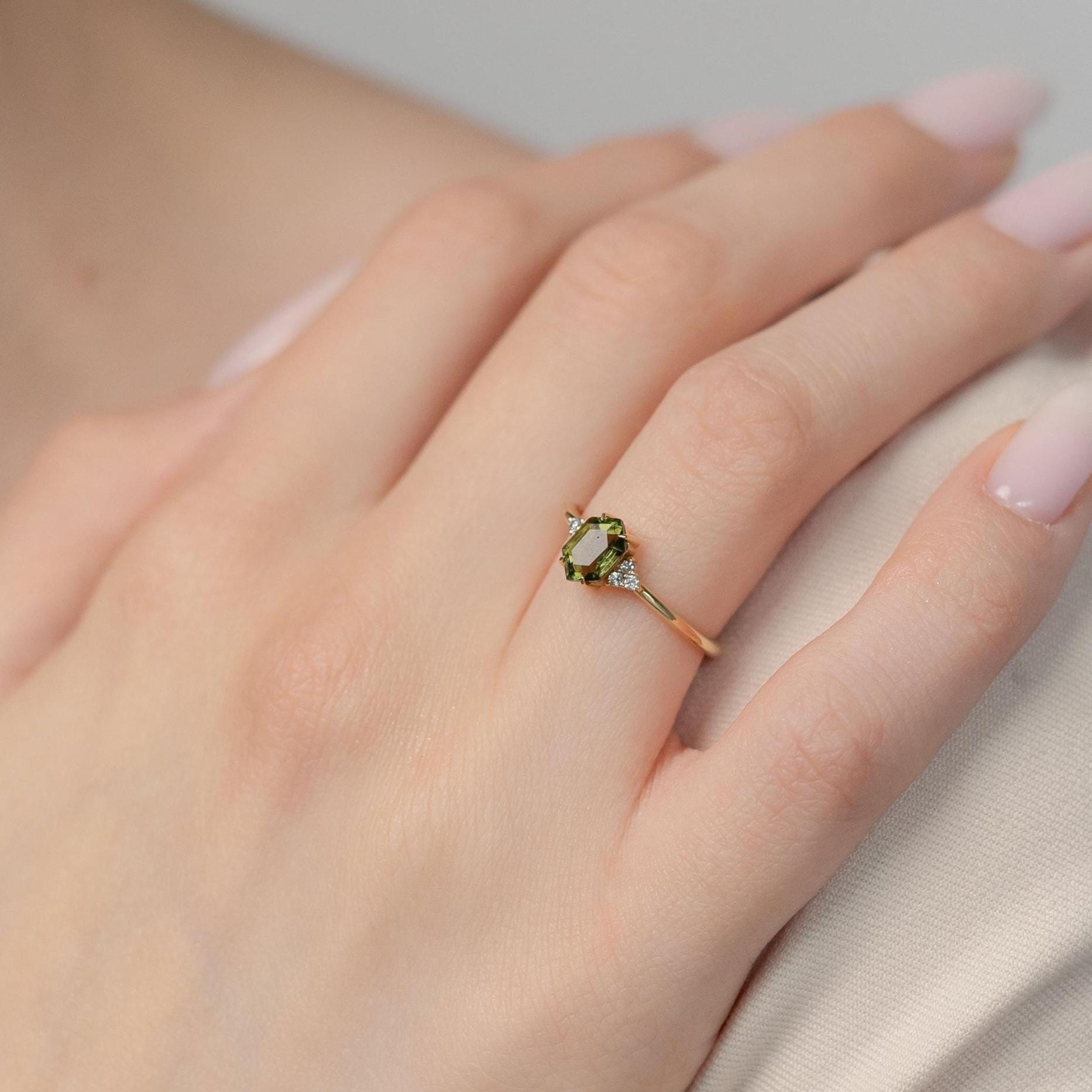 Hexagon Moldavit Verlobungsring mit Diamant – Hexara