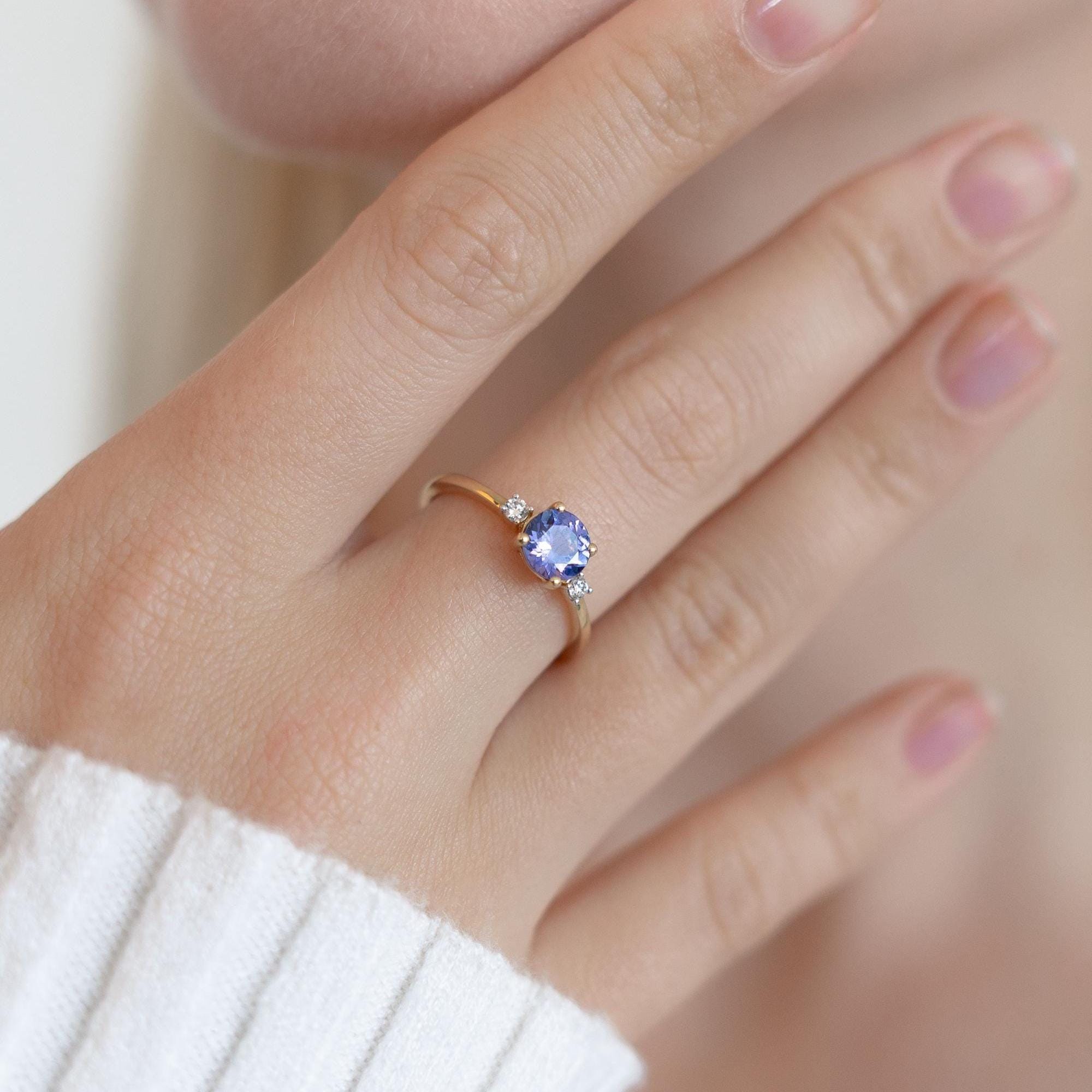 Prsten se třemi kameny z tanzanitu a diamanty