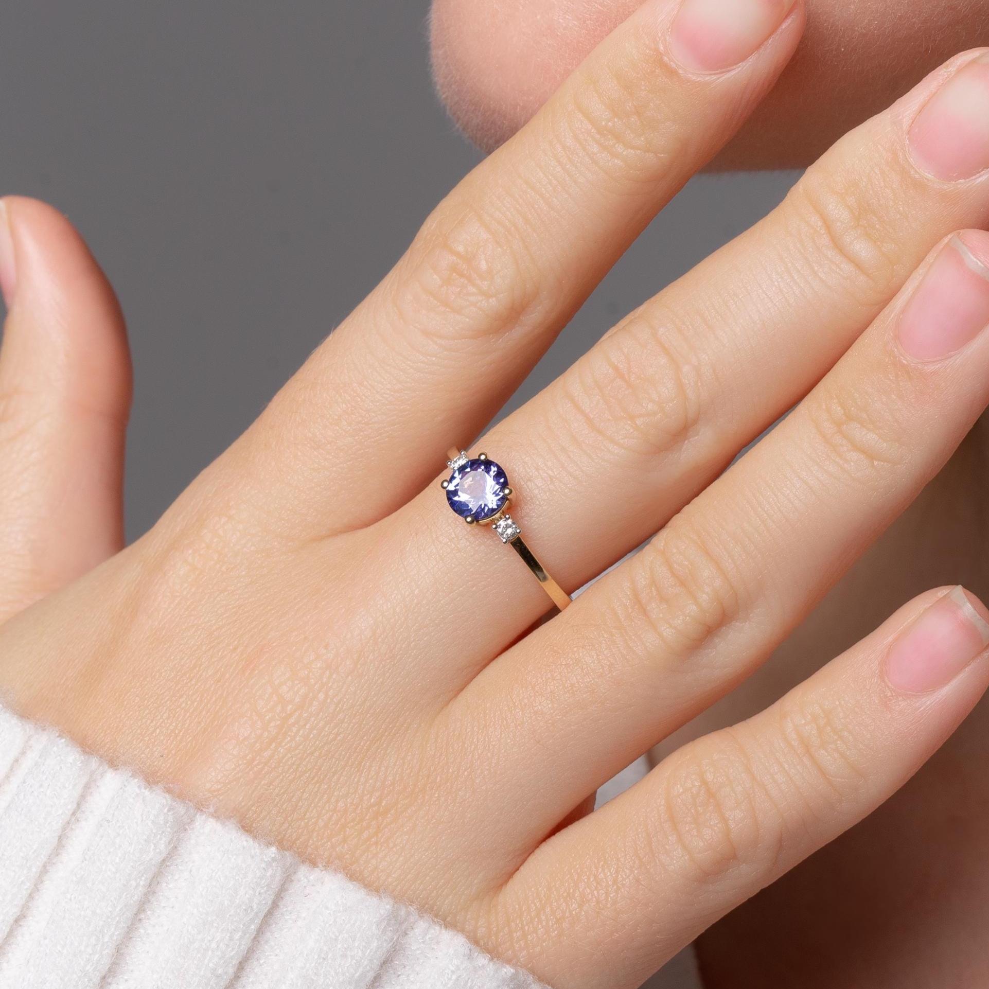 Prsten se třemi kameny z tanzanitu a diamanty