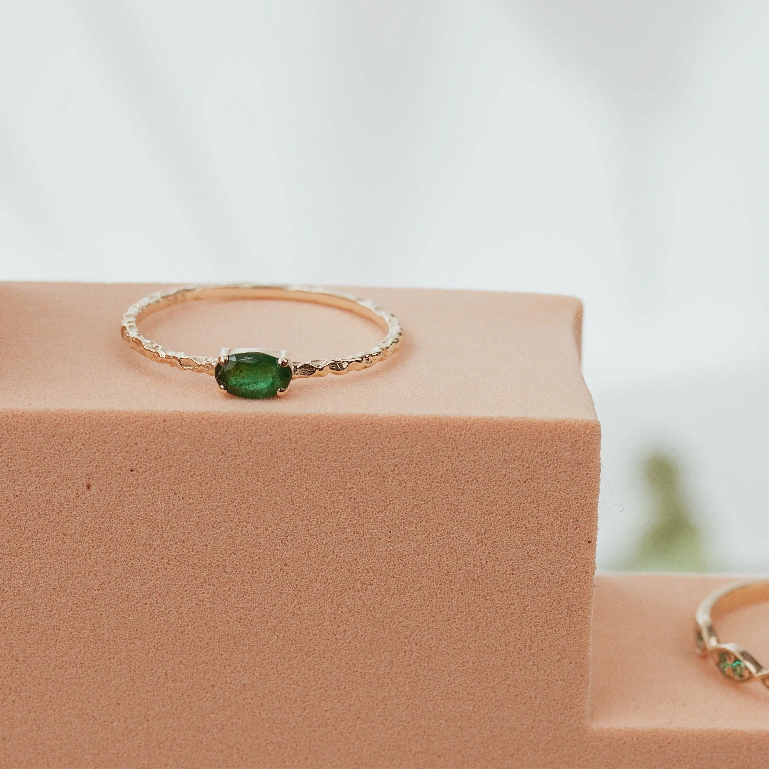 Solitaire Oval Emerald Ring in 14K Gold Orizzo fine jewelry