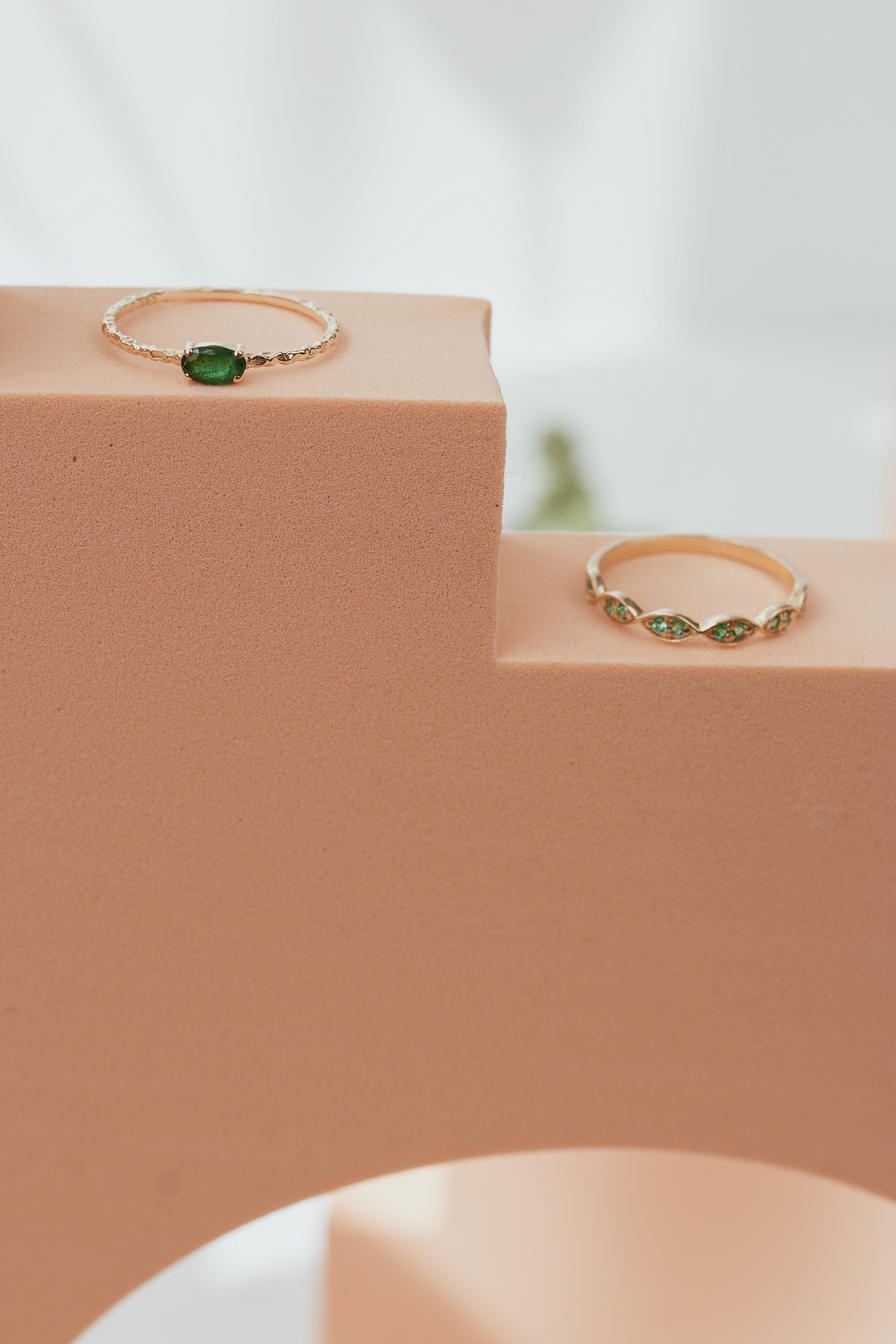 Solitaire Oval Emerald Ring in 14K Gold Orizzo fine jewelry