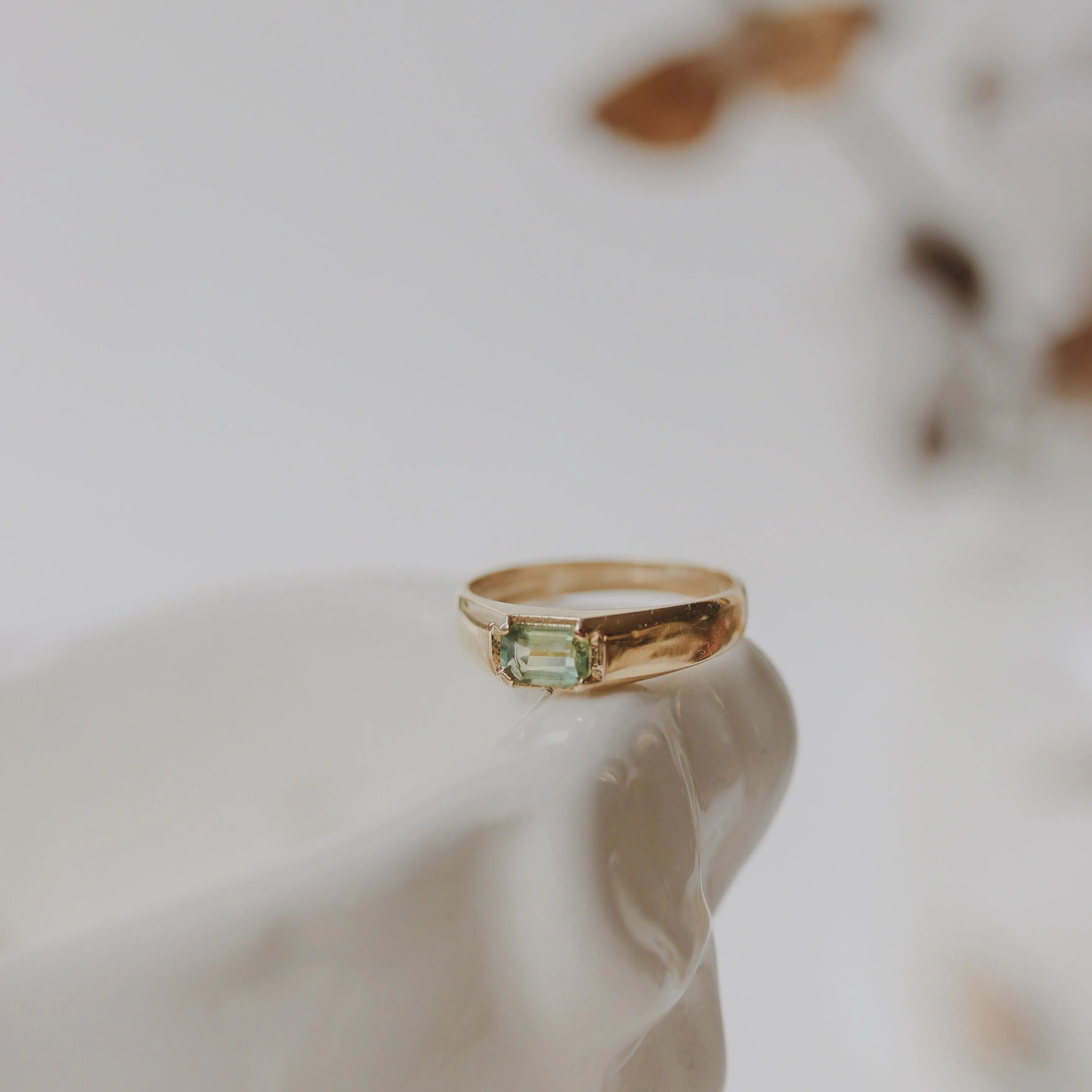 Green Sapphire Signet Ring In 14k Gold Orizzo fine jewelry