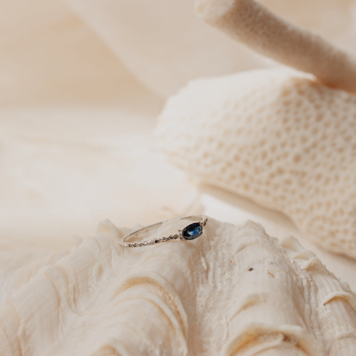 Solitaire Oval Blue Sapphire Ring in 14K Gold Orizzo fine jewelry
