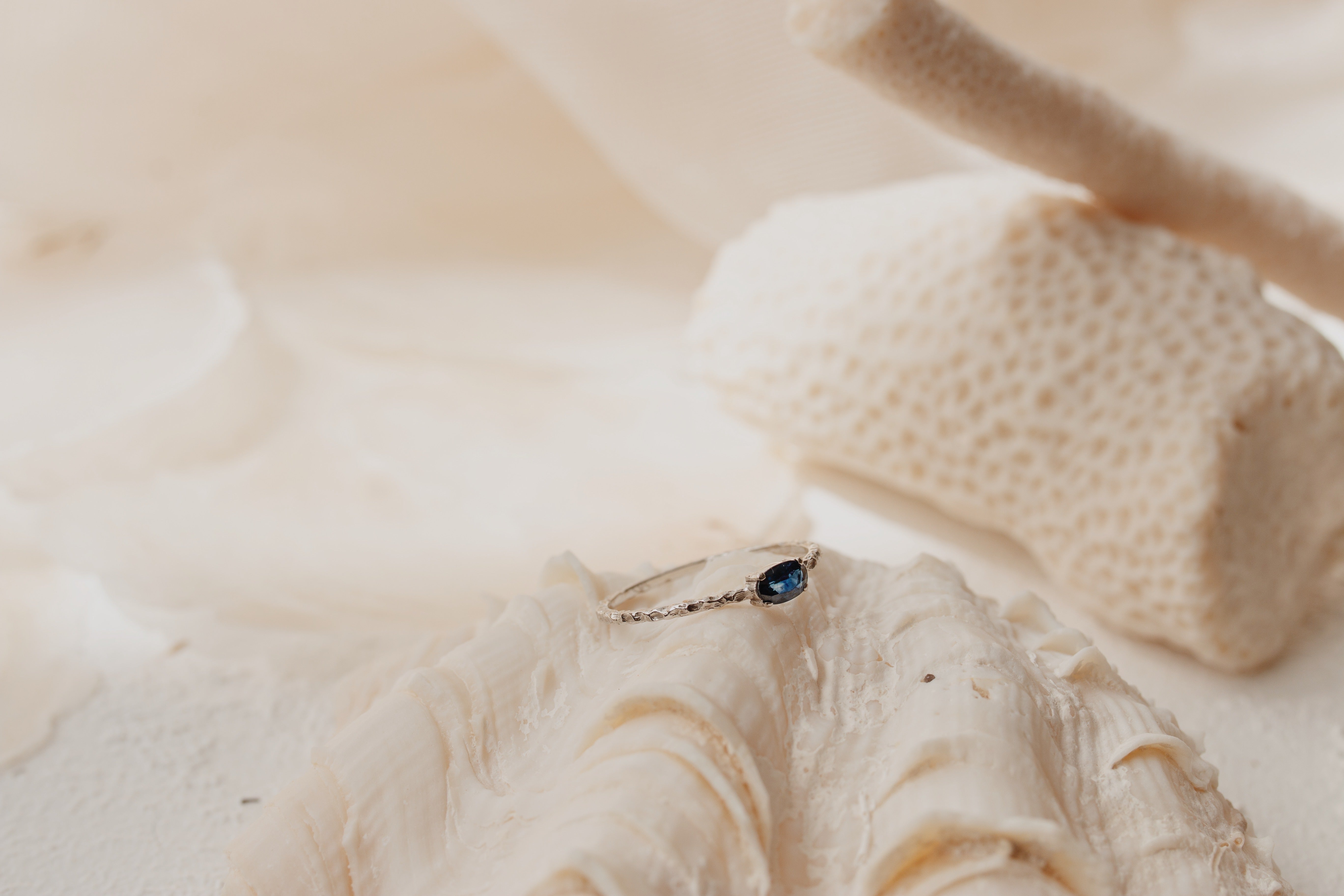Solitaire Oval Blue Sapphire Ring in 14K Gold Orizzo fine jewelry