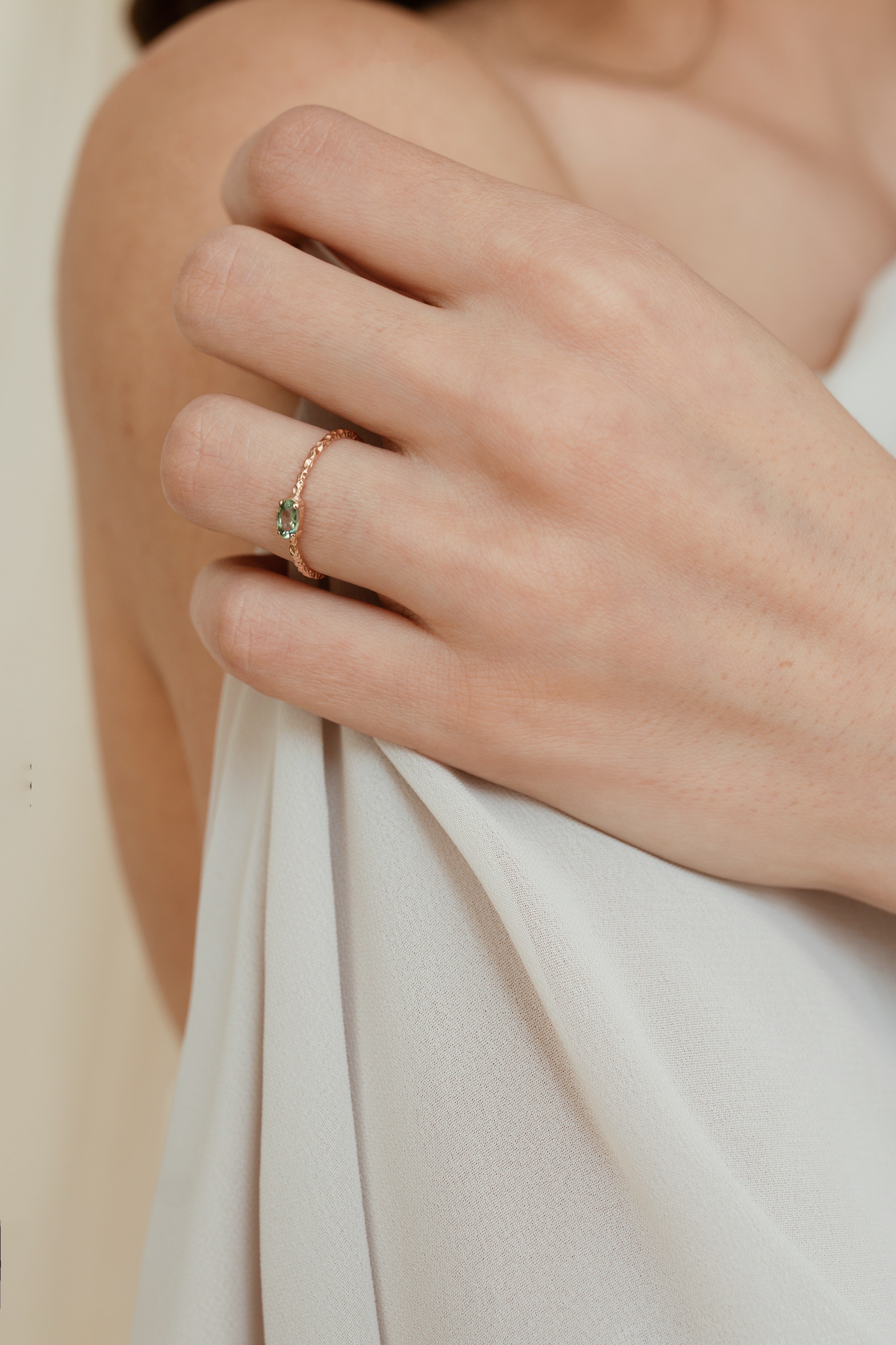Solitaire Oval Green Sapphire Ring Orizzo fine jewelry