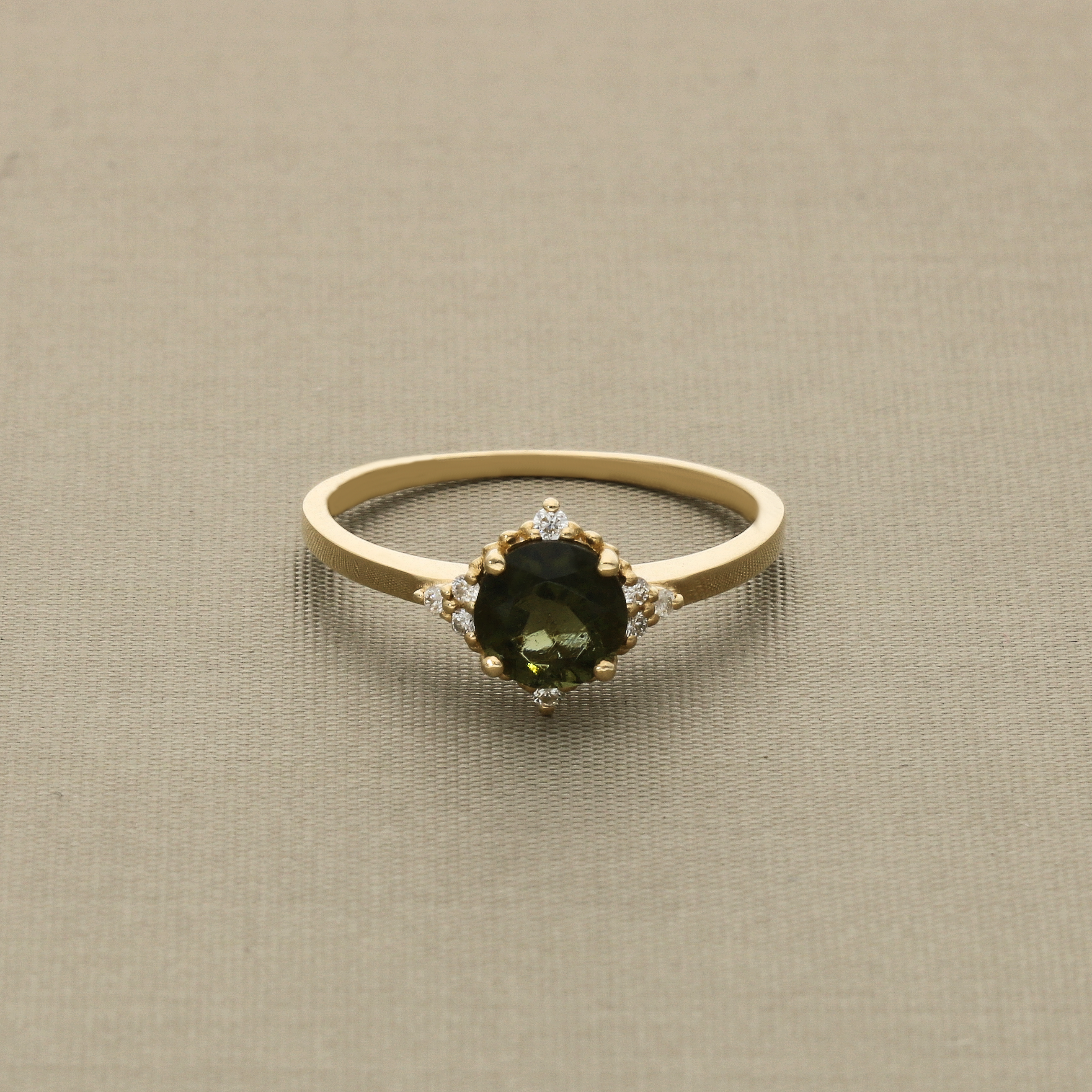 Runder Moldavitring mit Diamanten in 14 Karat Gold