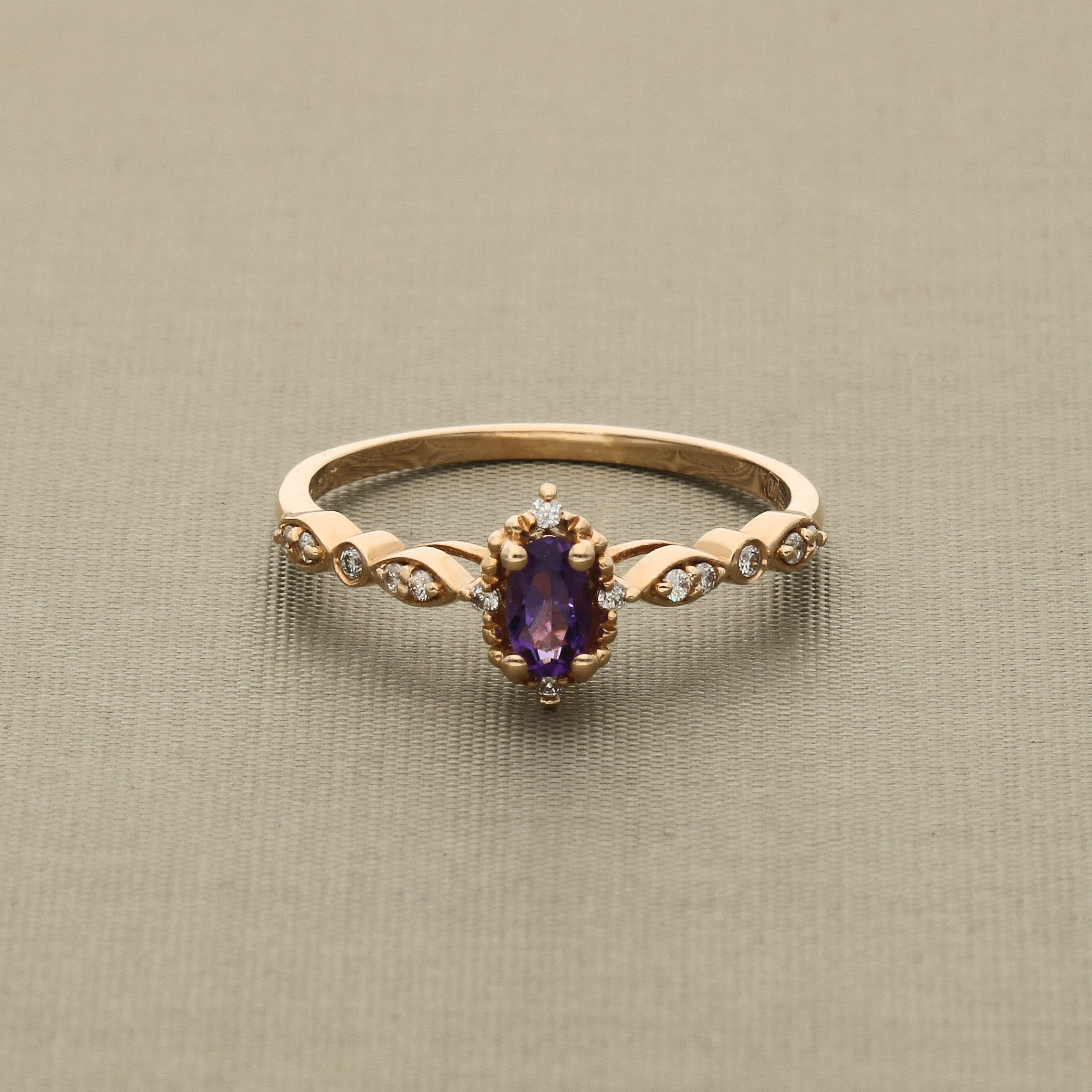 14 Karat Gold Oval Amethyst Ring mit Diamanten