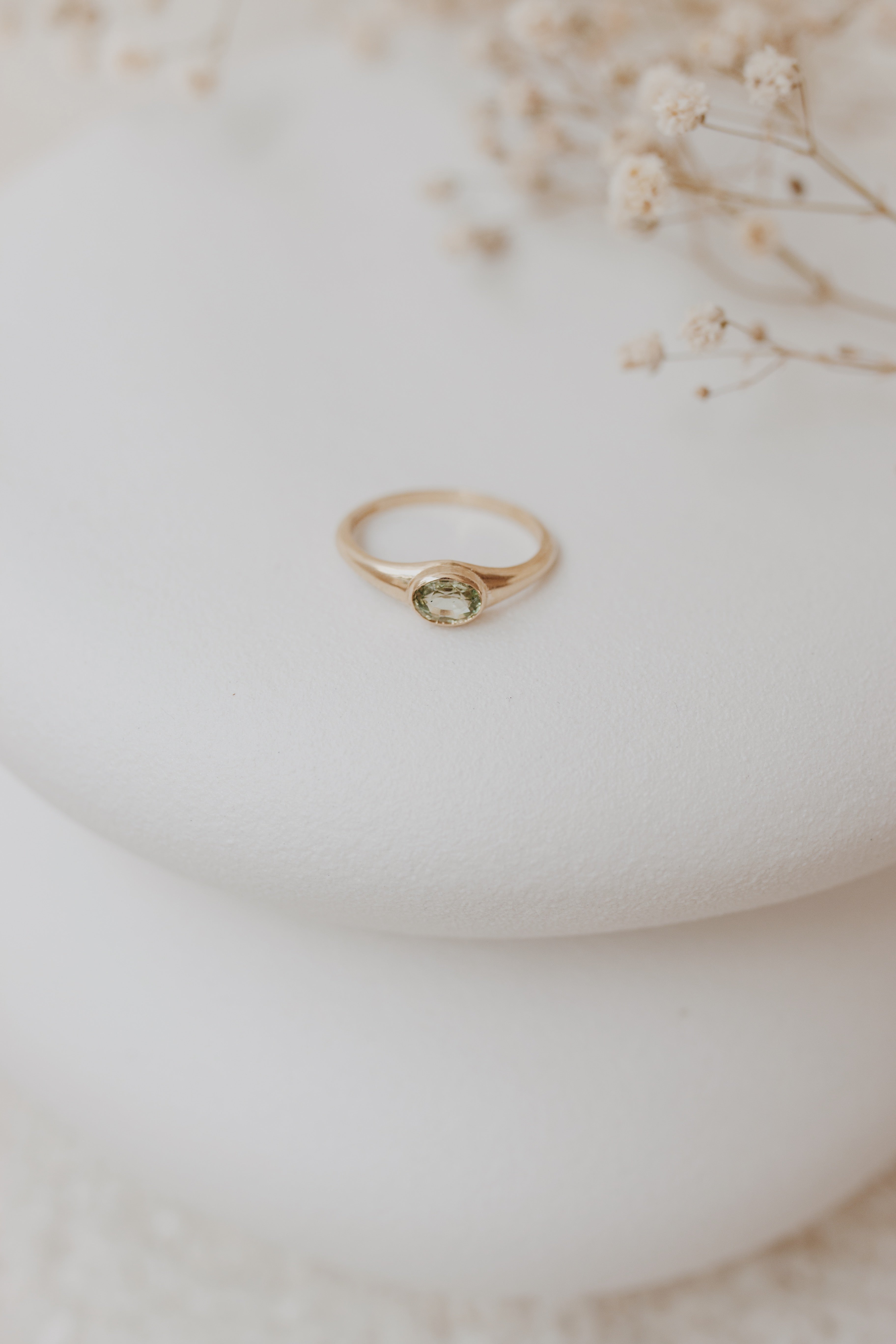 Green Sapphire Signet Ring - Alternative Engagement Ring Orizzo fine jewelry