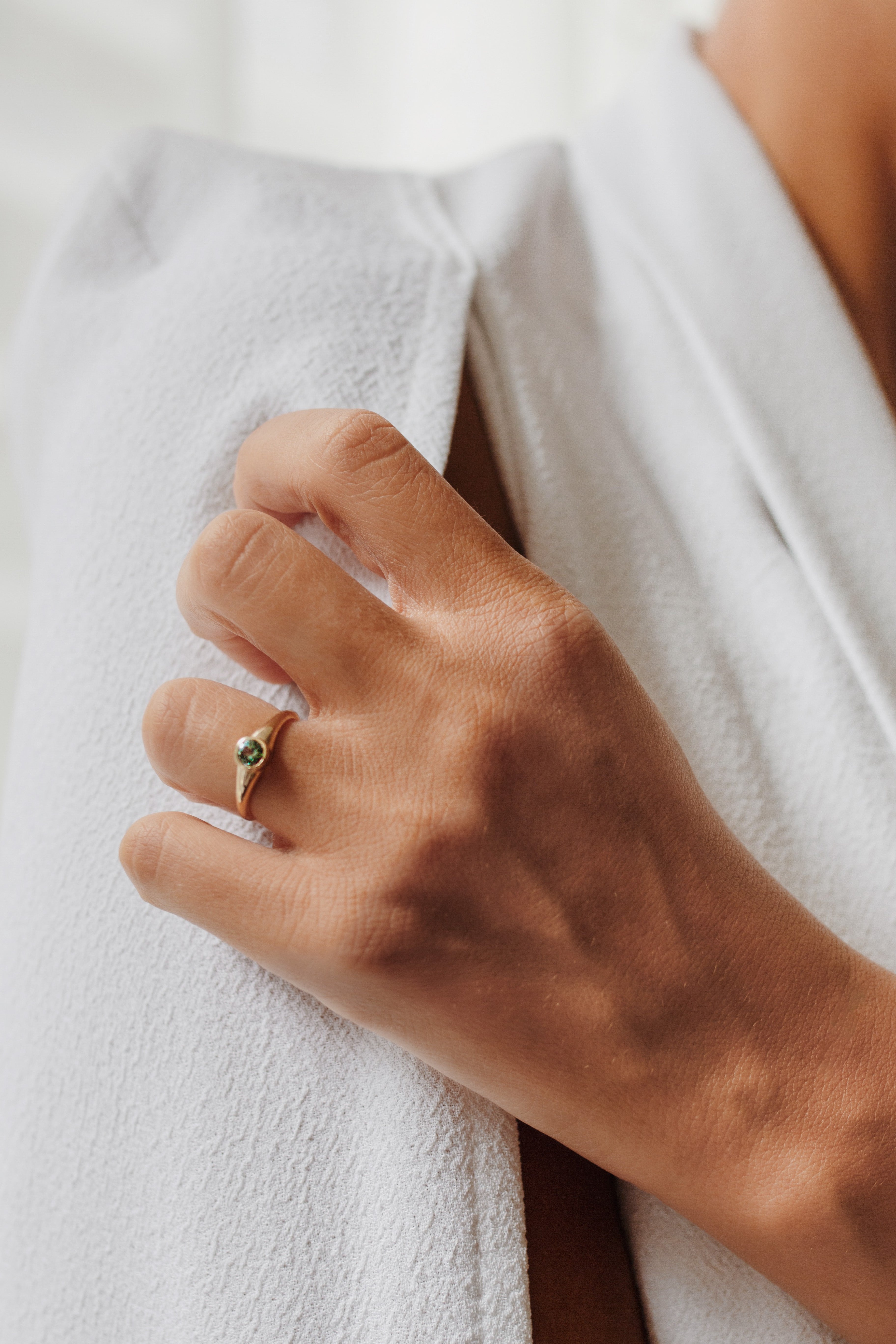 Green Sapphire Signet Ring - Alternative Engagement Ring Orizzo fine jewelry