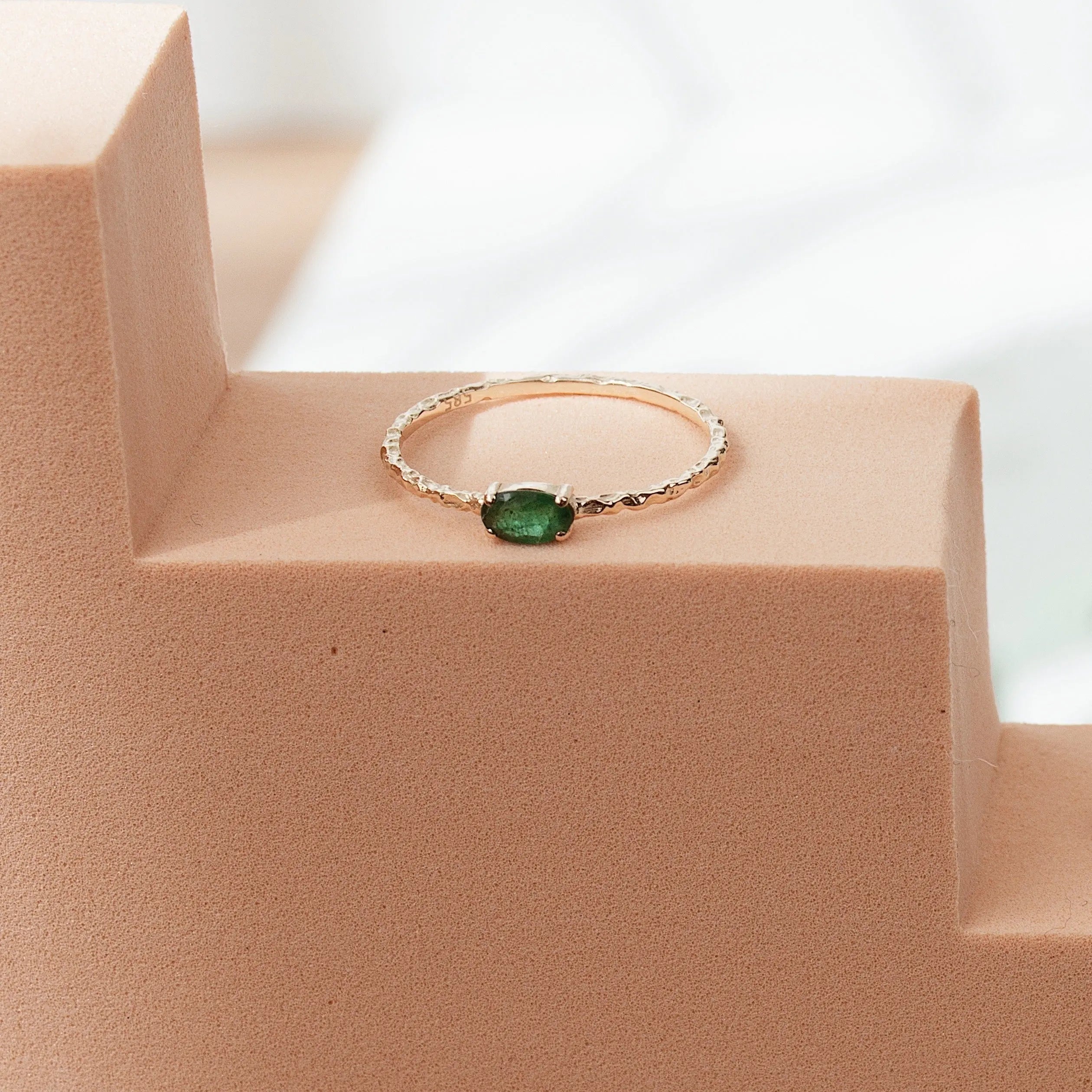 Solitaire Oval Emerald Ring in 14K Gold Orizzo fine jewelry