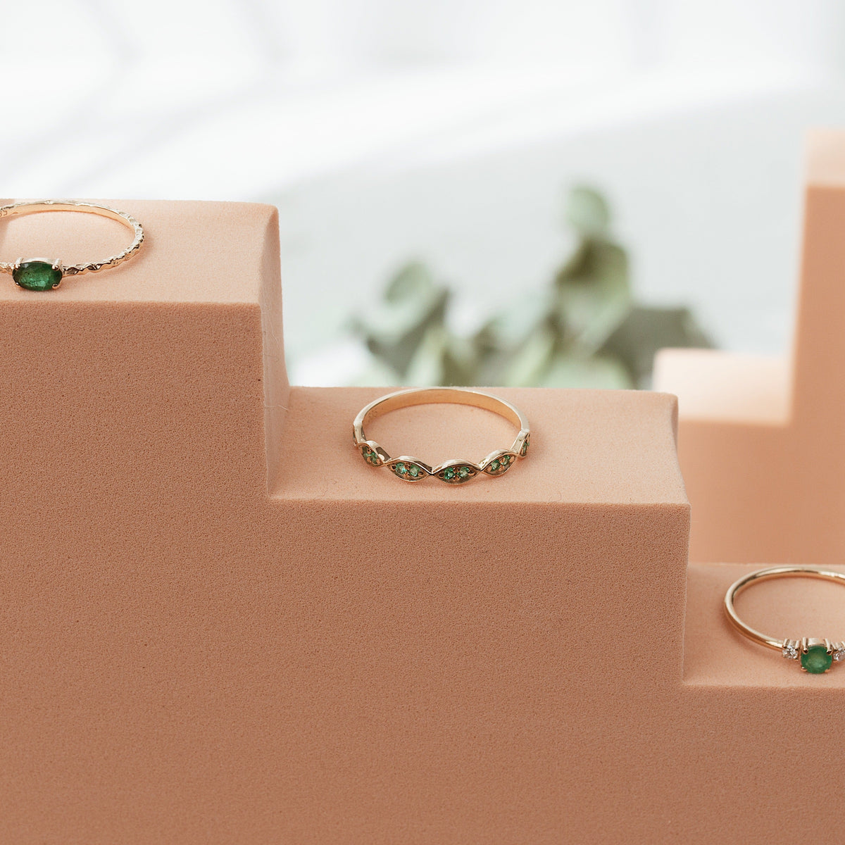 Solitaire Oval Emerald Ring in 14K Gold Orizzo fine jewelry