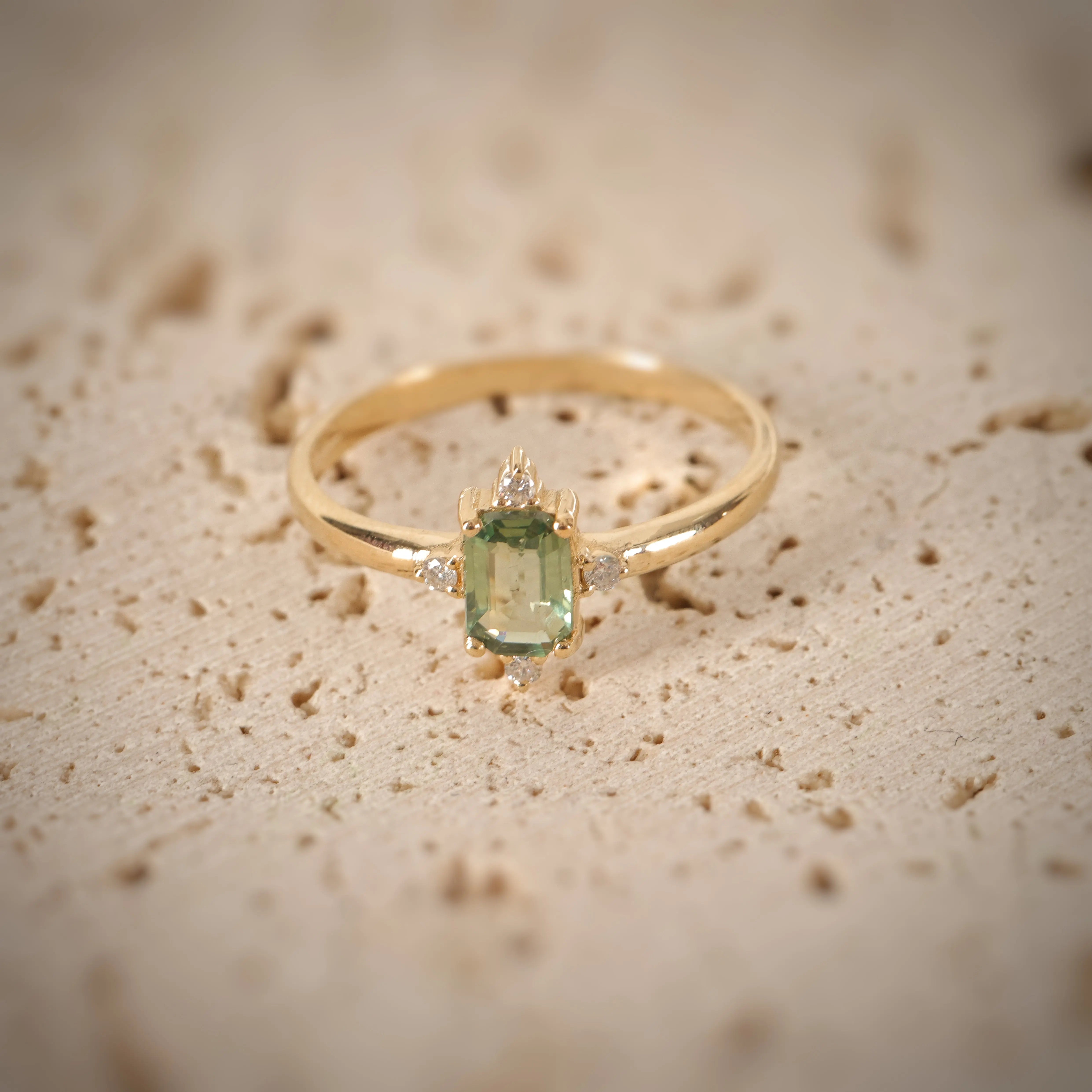 Art Deco Green Sapphire Ring with Diamonds Orizzo fine jewelry