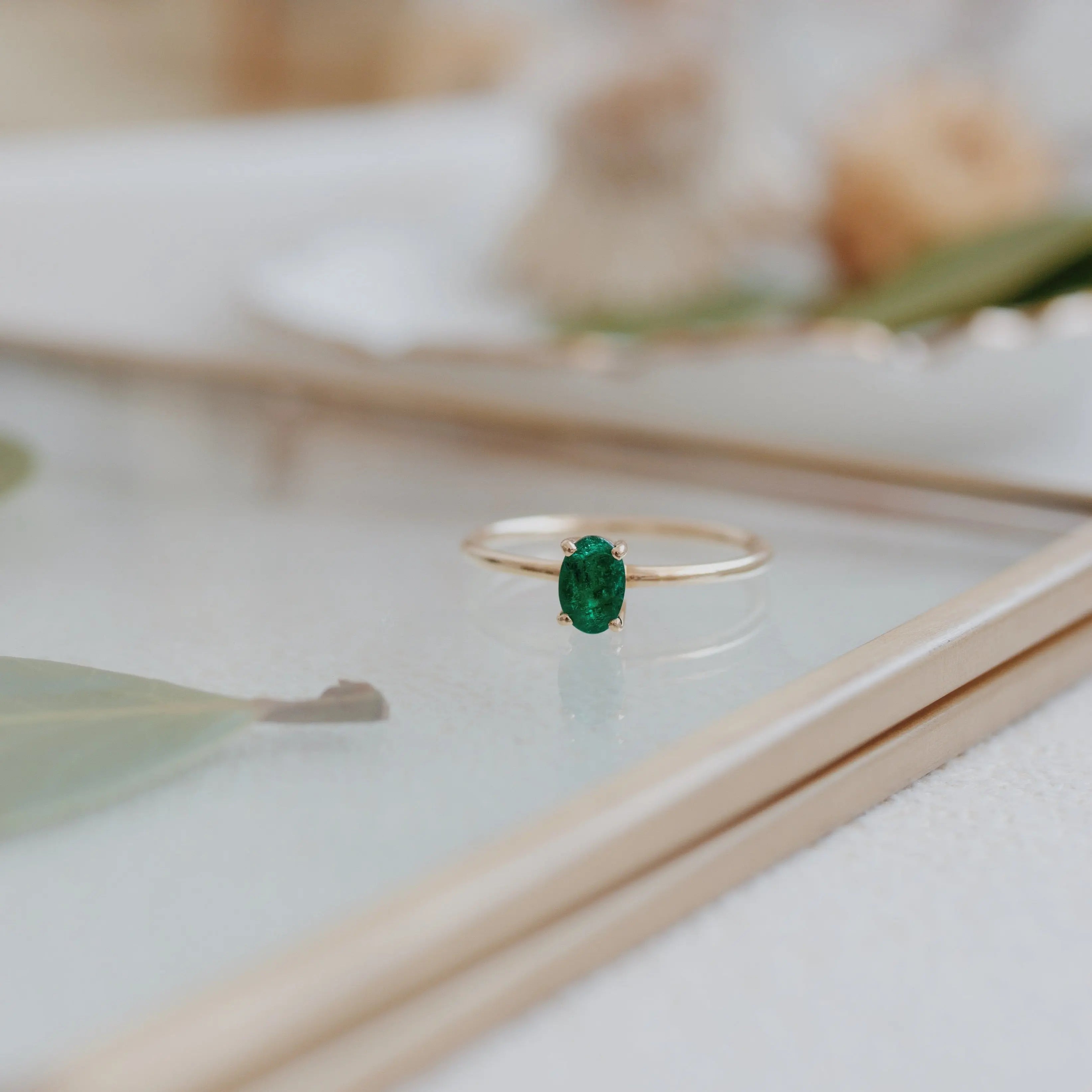 Solitaire Oval Emerald Ring in 14K Gold Orizzo fine jewelry