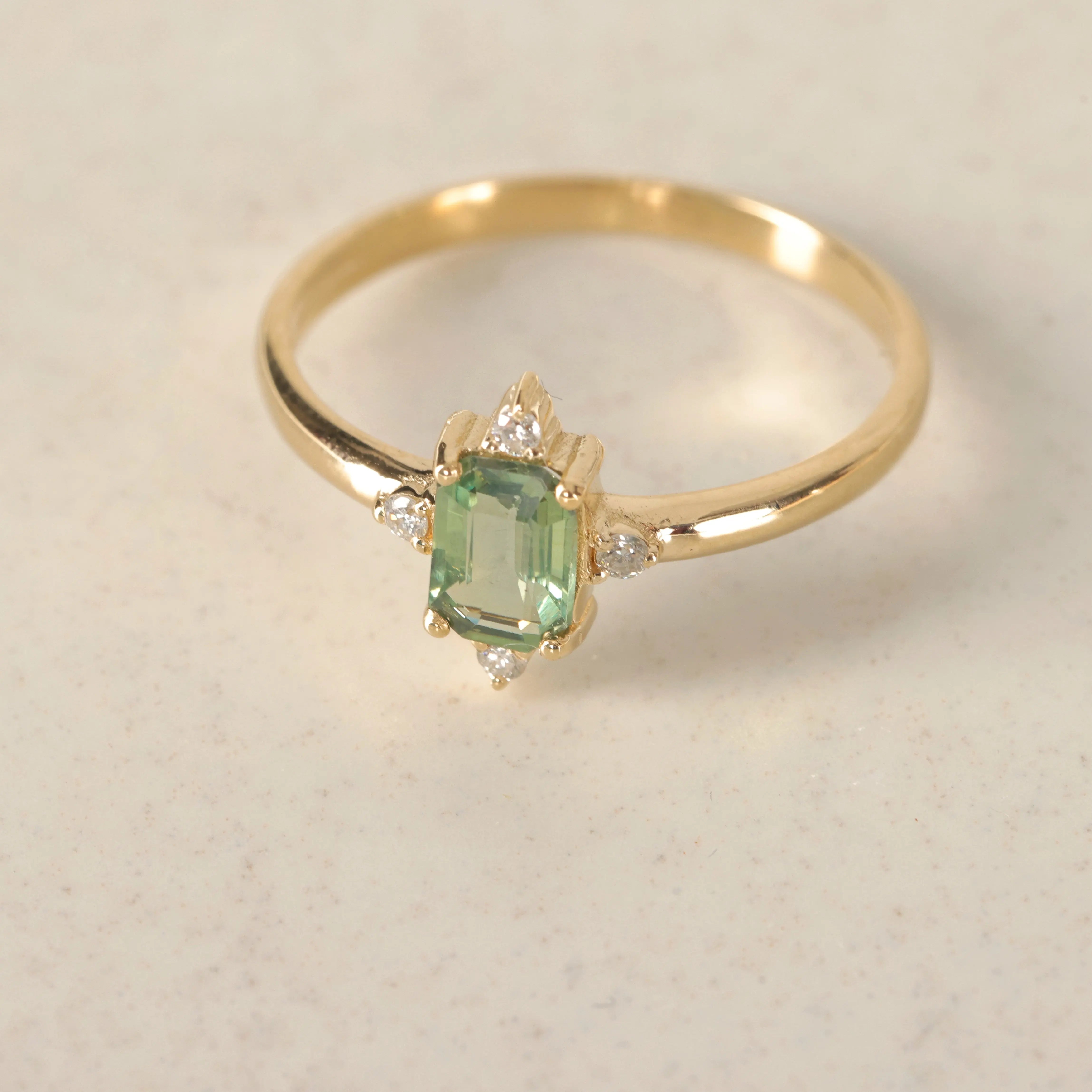 Art Deco Green Sapphire Ring with Diamonds Orizzo fine jewelry