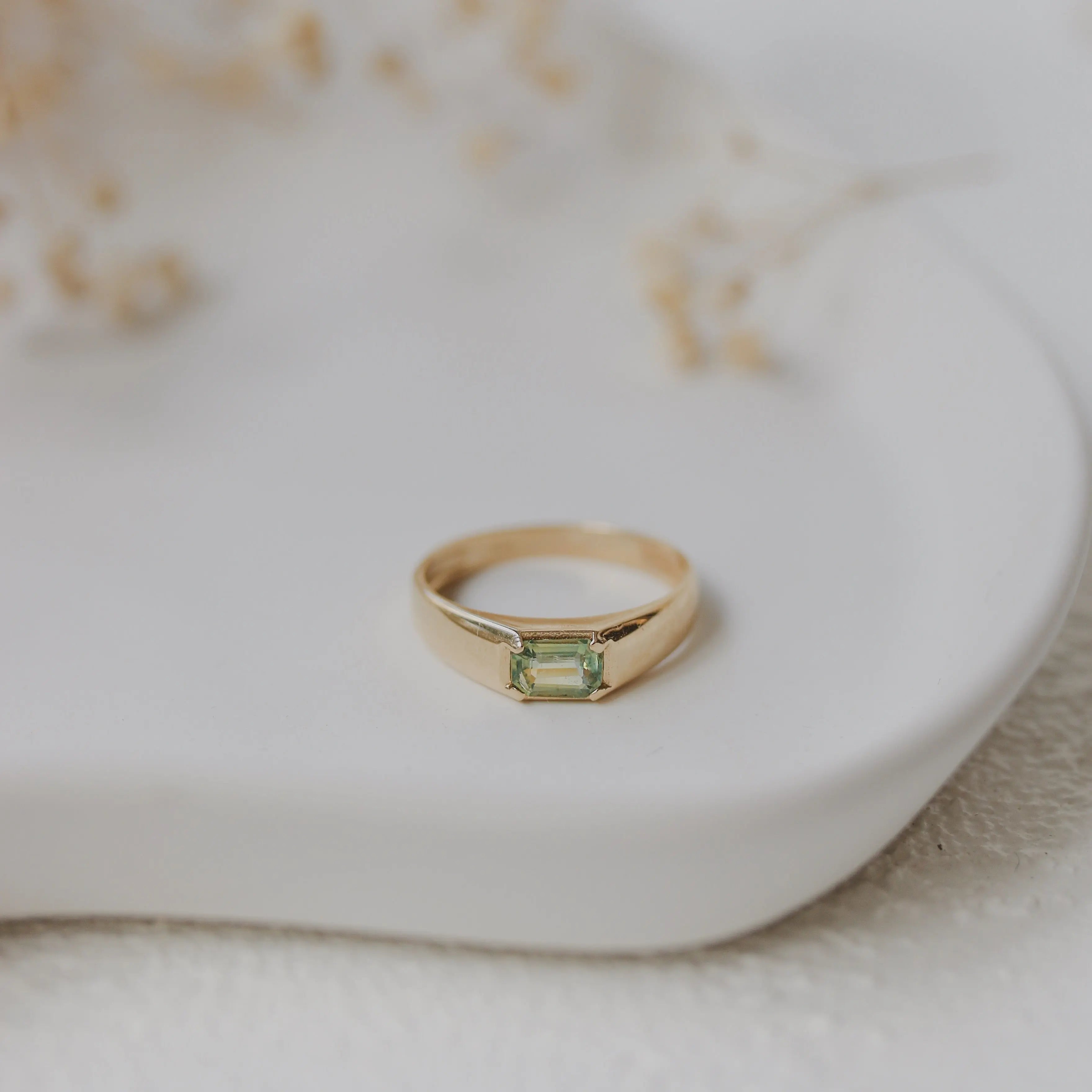 Green Sapphire Signet Ring In 14k Gold Orizzo fine jewelry