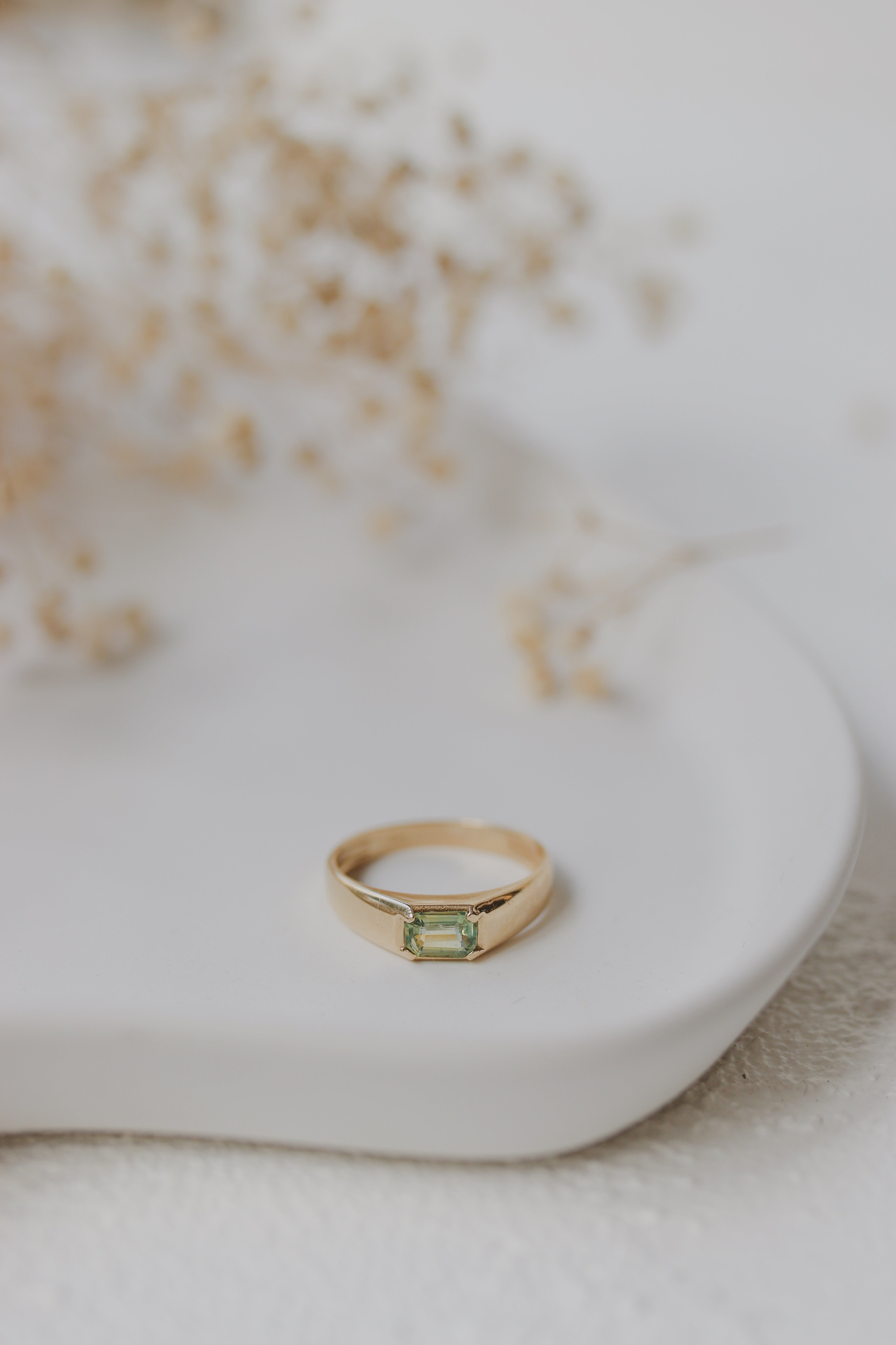 Green Sapphire Signet Ring In 14k Gold Orizzo fine jewelry