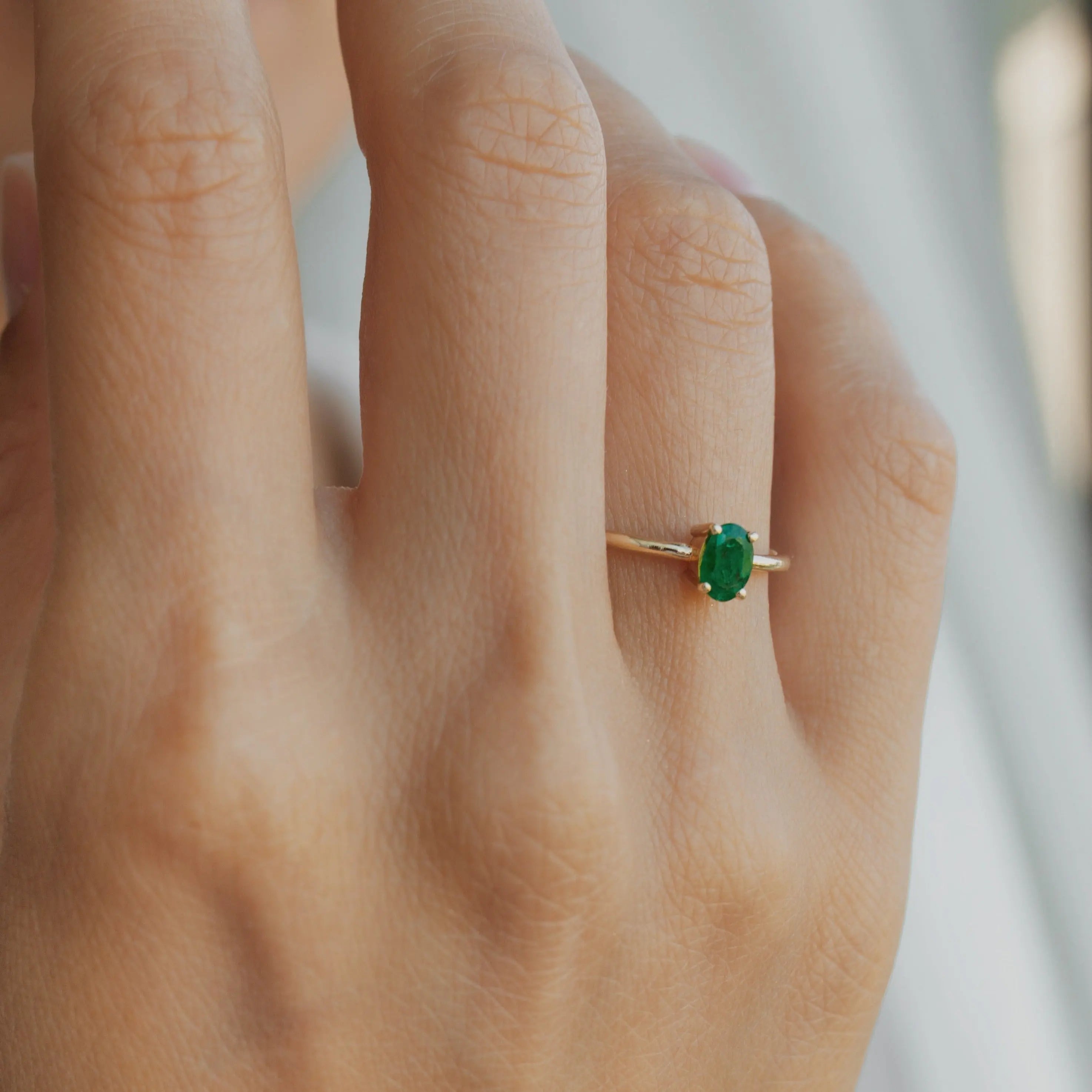 Solitaire Oval Emerald Ring in 14K Gold Orizzo fine jewelry