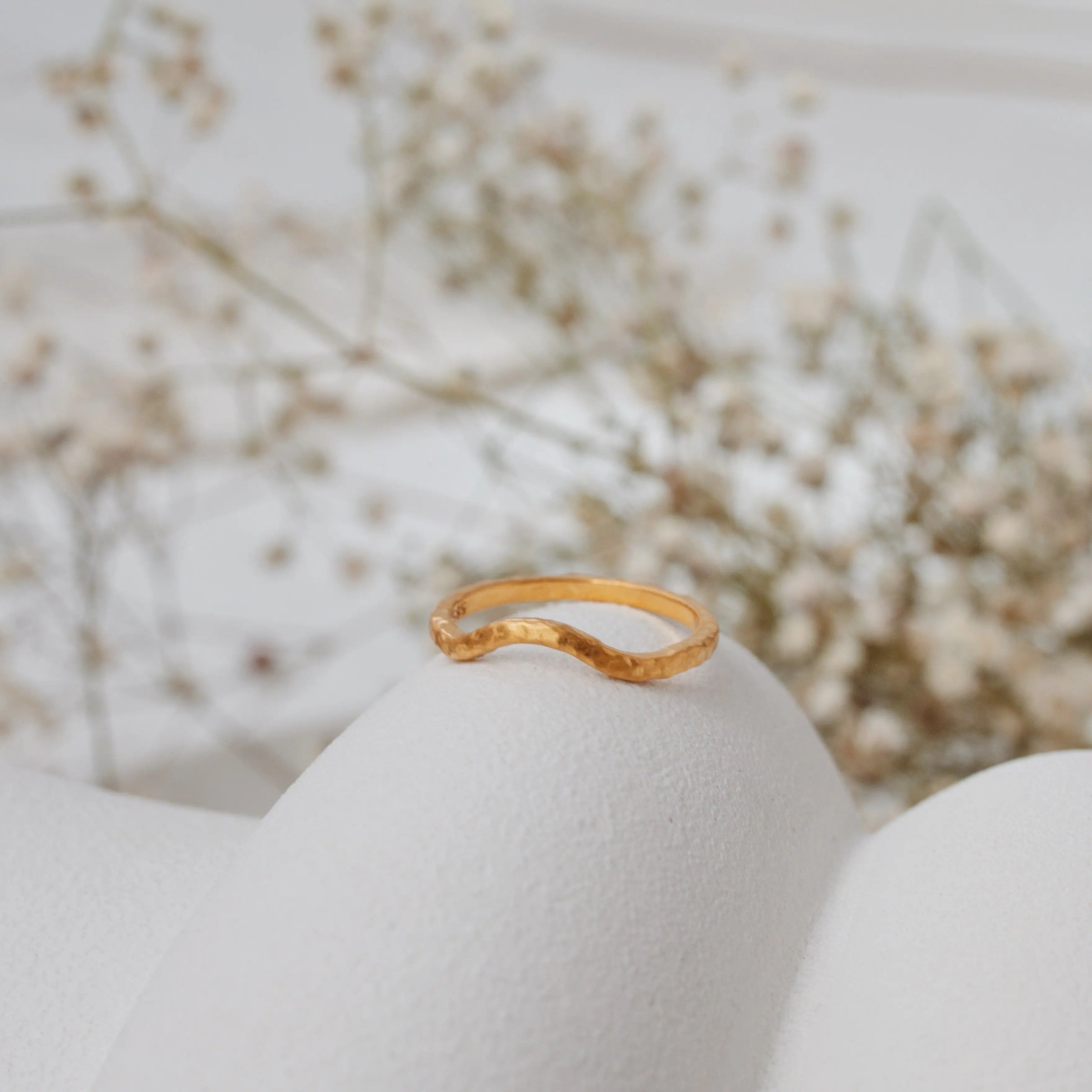 Hammered Gold Curved Wedding Band Orizzo fine jewelry