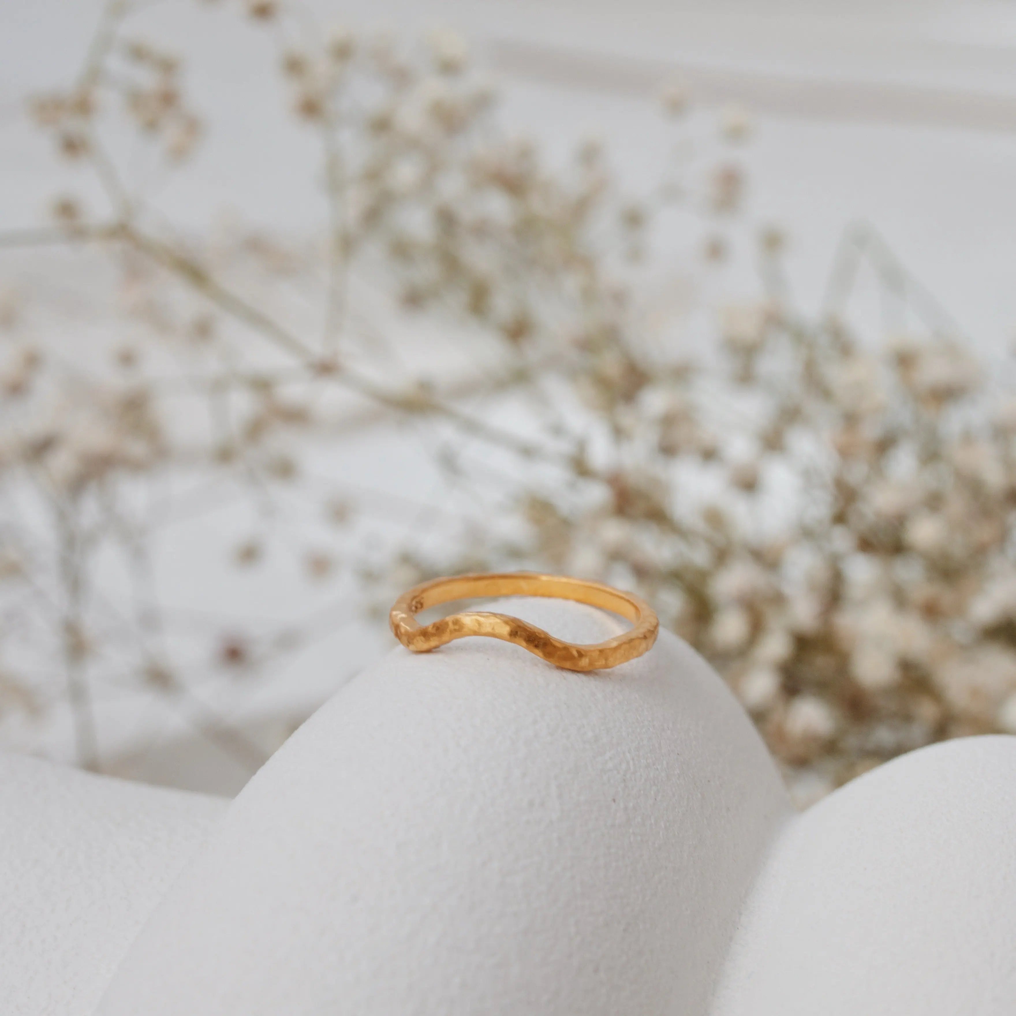 Hammered Gold Curved Wedding Band Orizzo fine jewelry