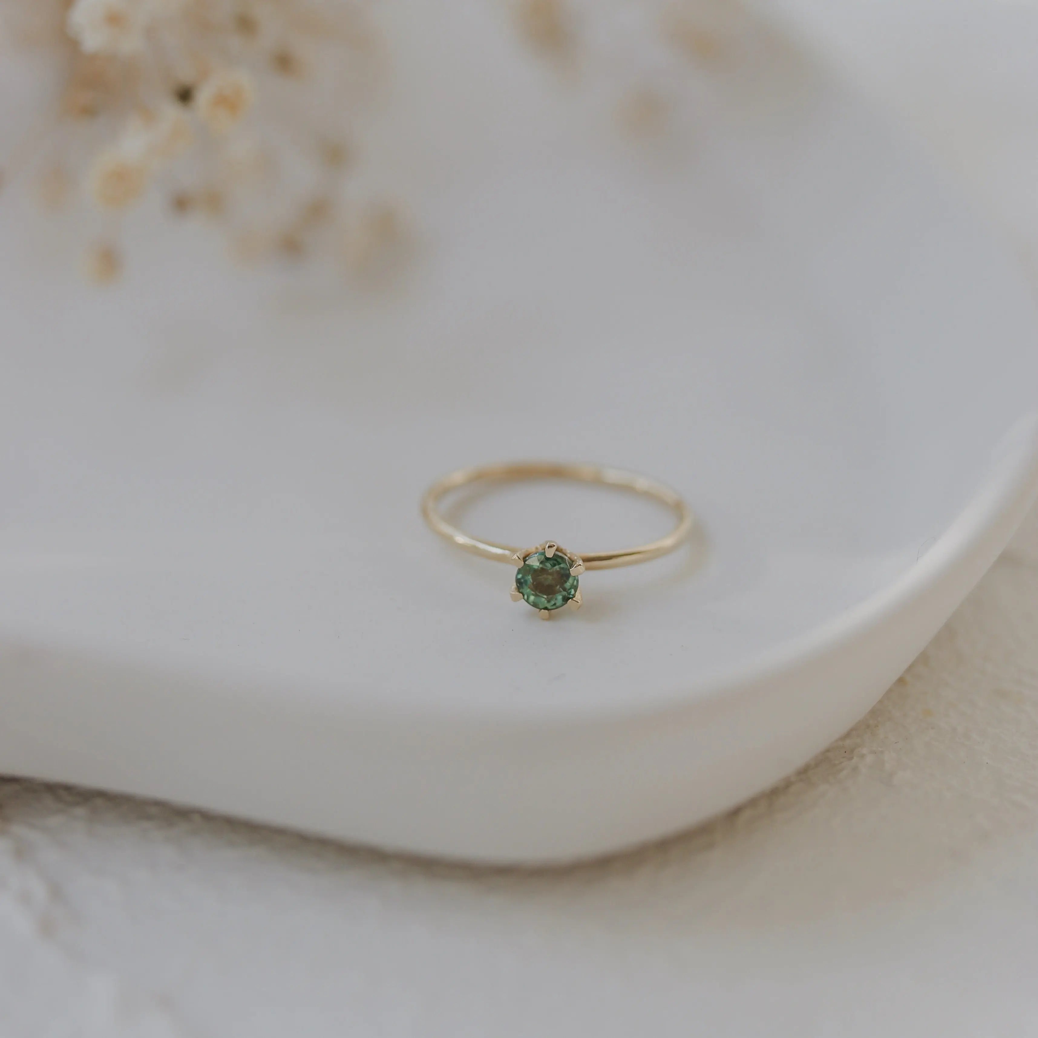 Solitaire Green Sapphire Ring in Six Prong Setting Orizzo fine jewelry