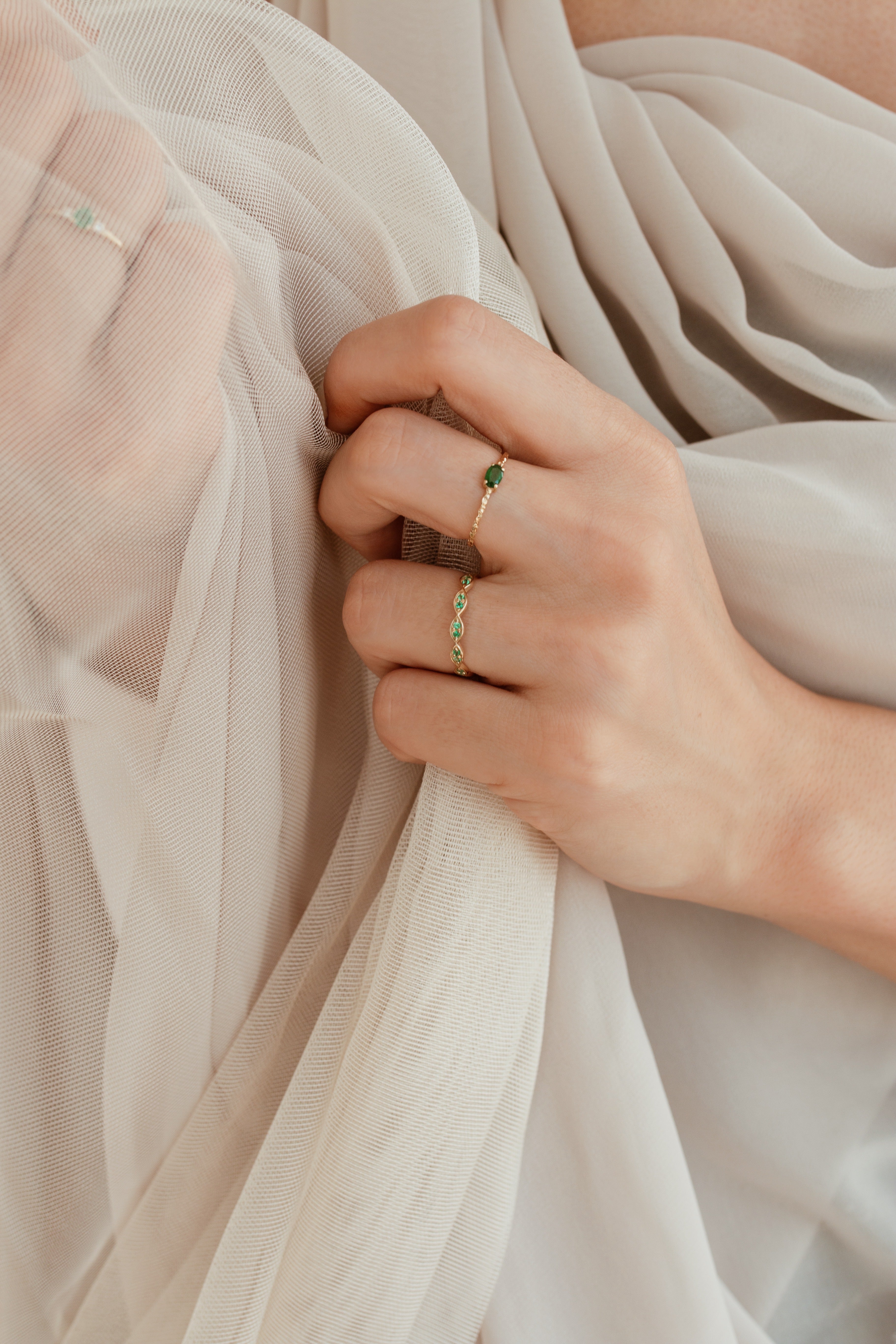 Solitaire Oval Emerald Ring in 14K Gold Orizzo fine jewelry