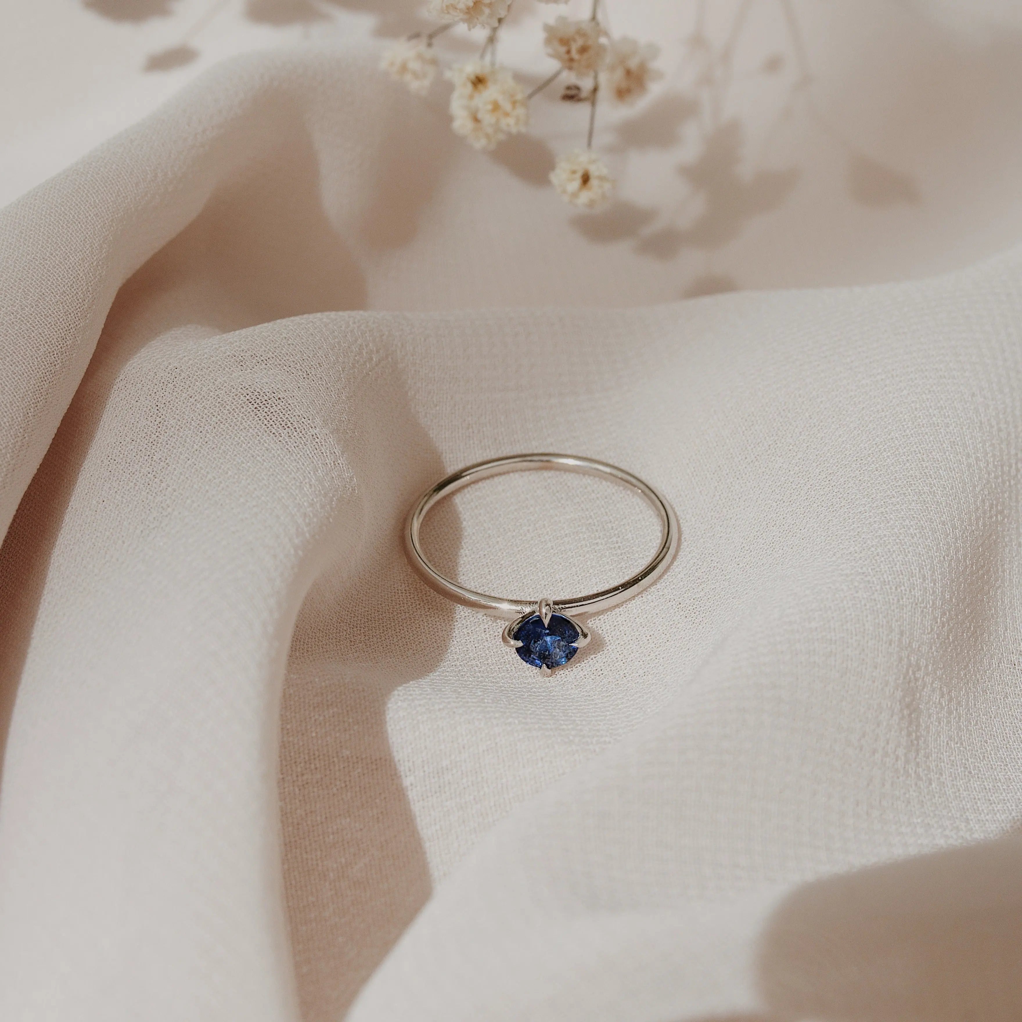 Solitaire Blue Sapphire Engagement Ring Orizzo fine jewelry