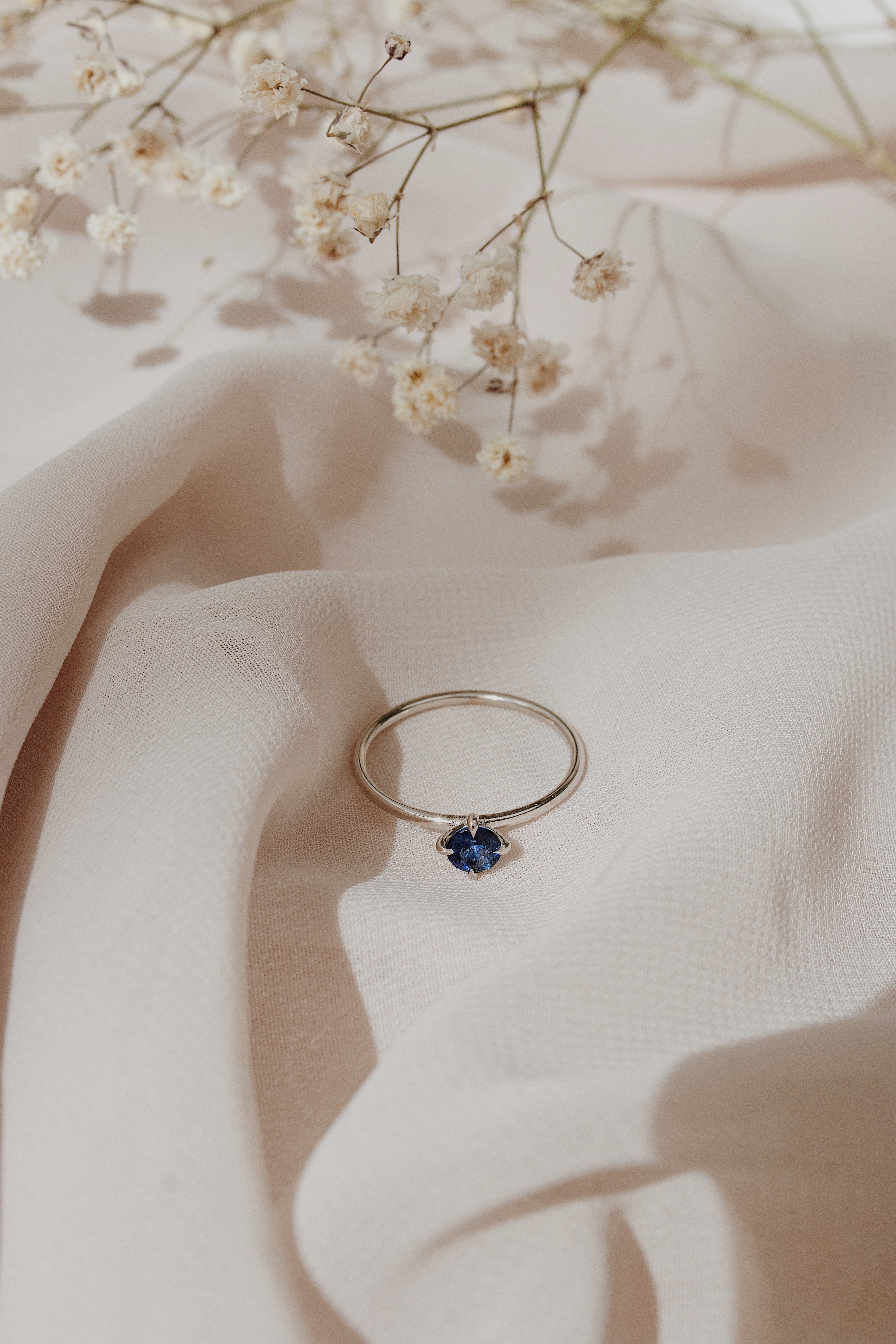 Solitaire Blue Sapphire Engagement Ring Orizzo fine jewelry