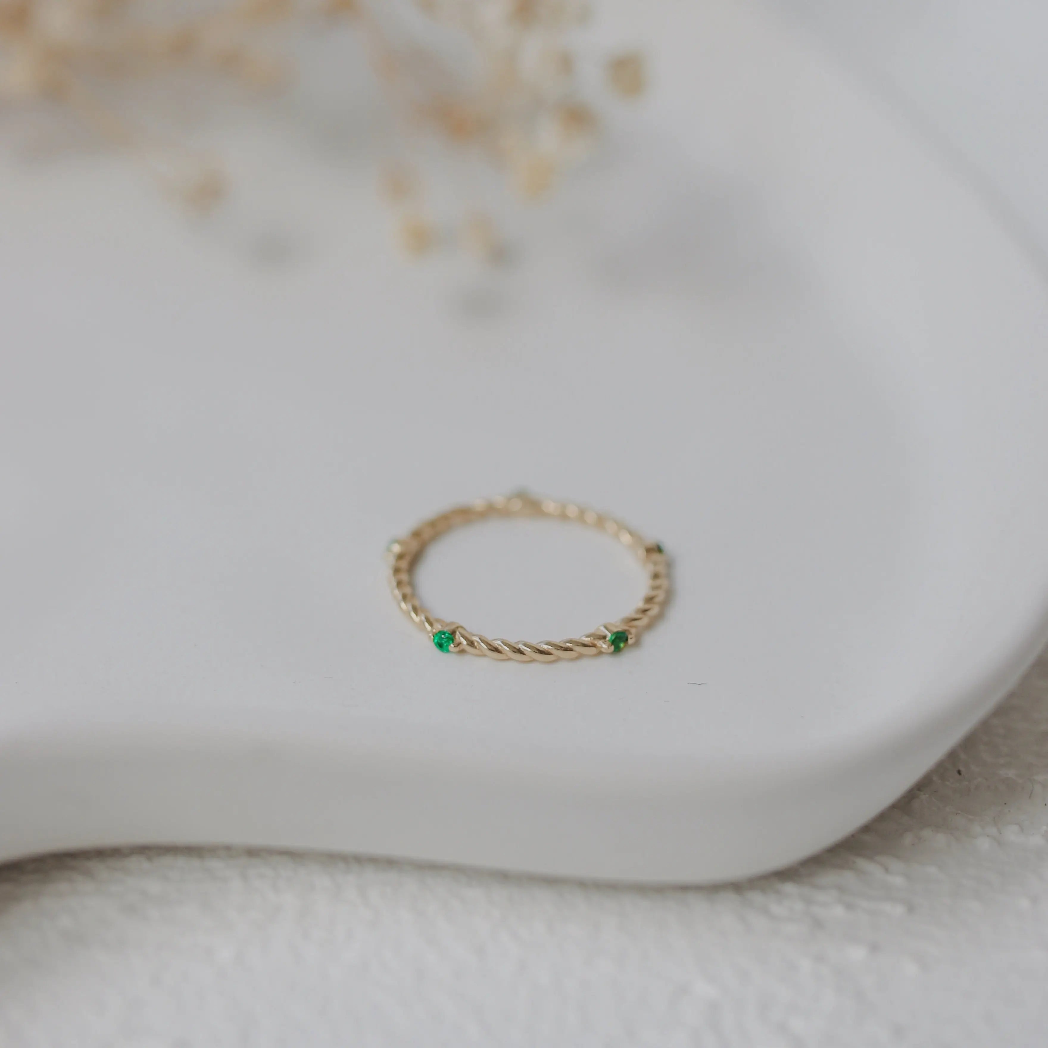 Twisted Wedding Band With Emerald Orizzo fine jewelry