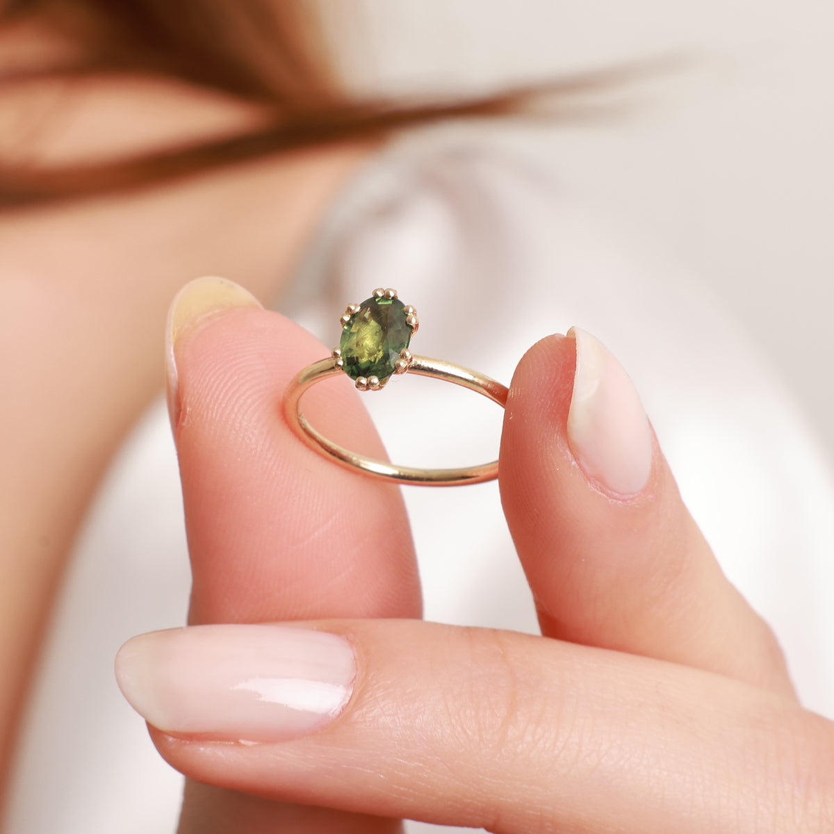 Olivgrüner Saphir Ring in Doppel-Fassung