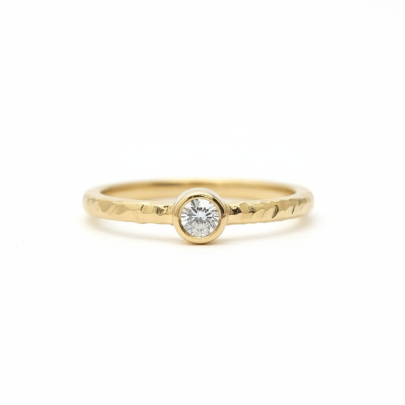 14 Karat Gold Diamant-Ring in Zargenfassung mit Gehämmerter Ringschiene