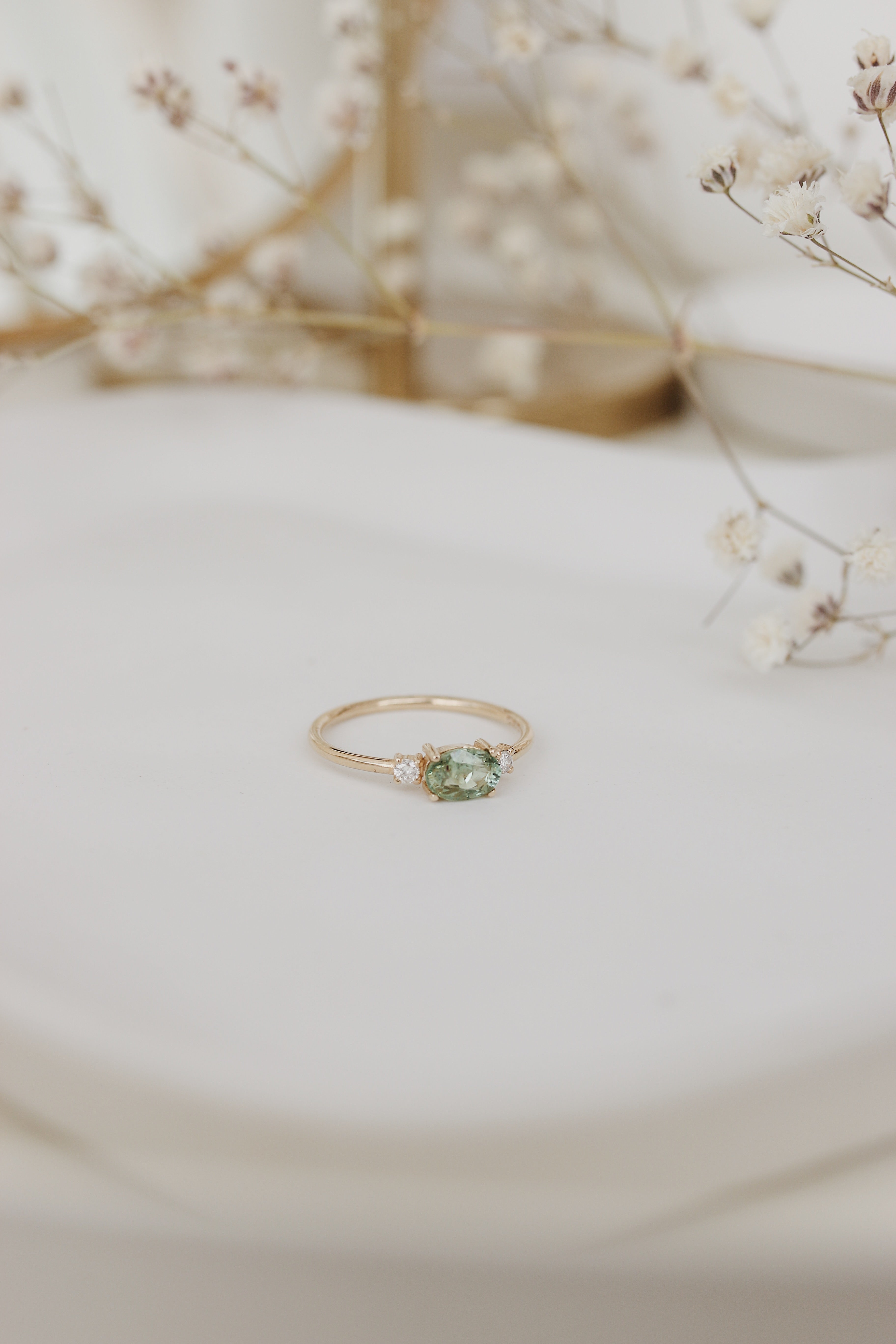 Horizontaler ovaler grüner Saphir -Verlobungsring mit Diamant