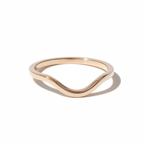 Geschwungener Trauring aus 14 karätigem Gold