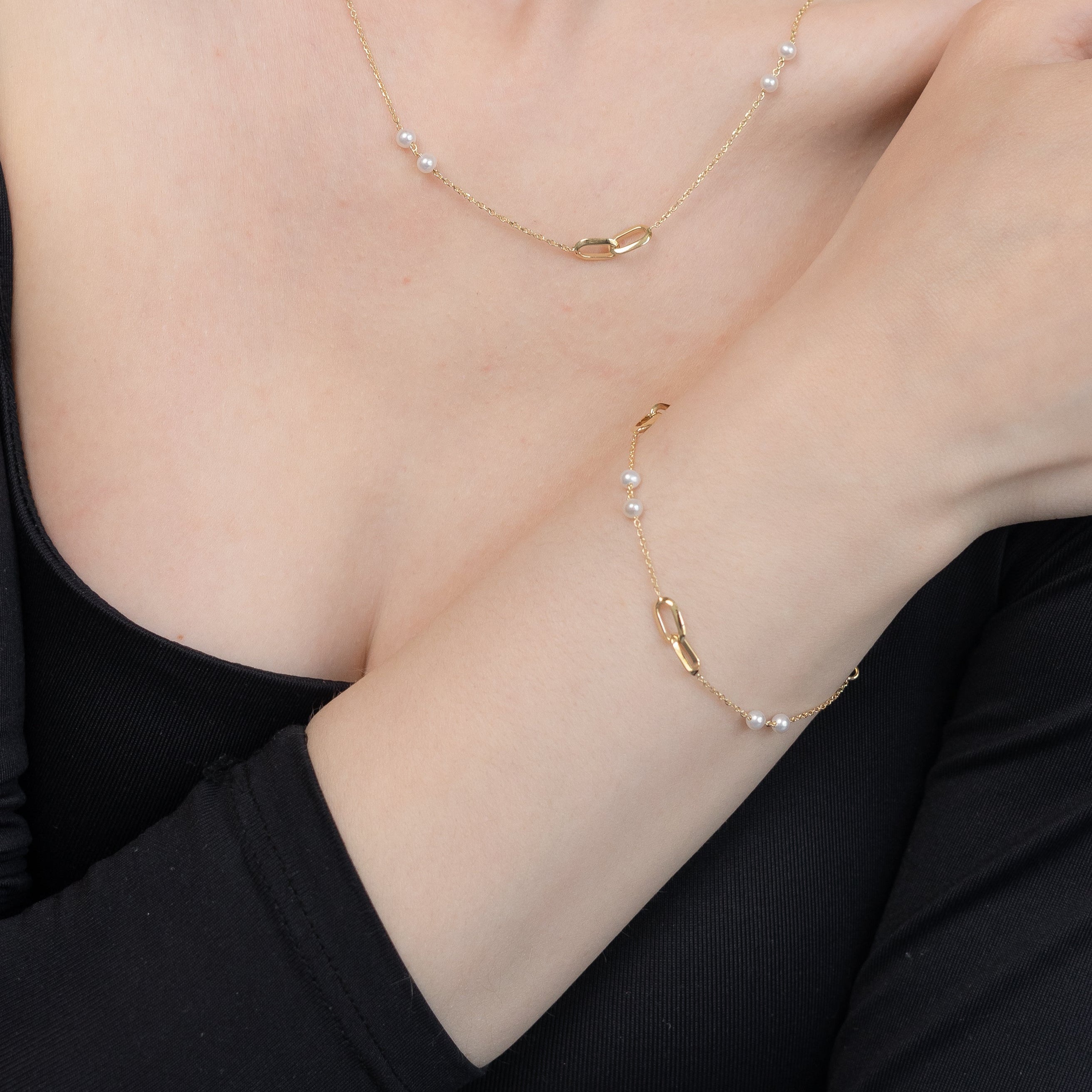 Goldperlenarmband mit geometrischer Verbindung