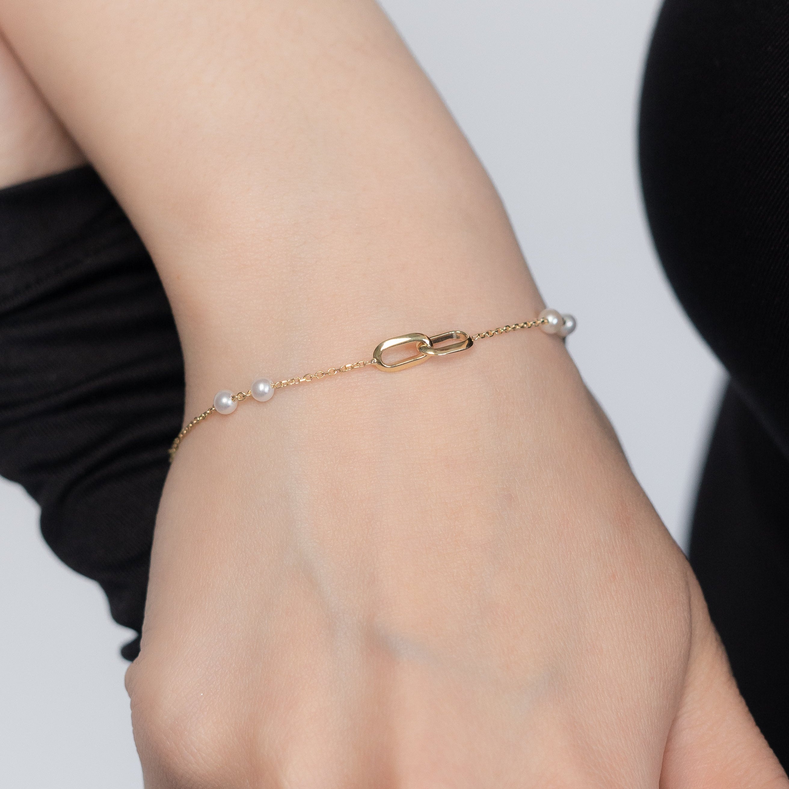 Goldperlenarmband mit geometrischer Verbindung