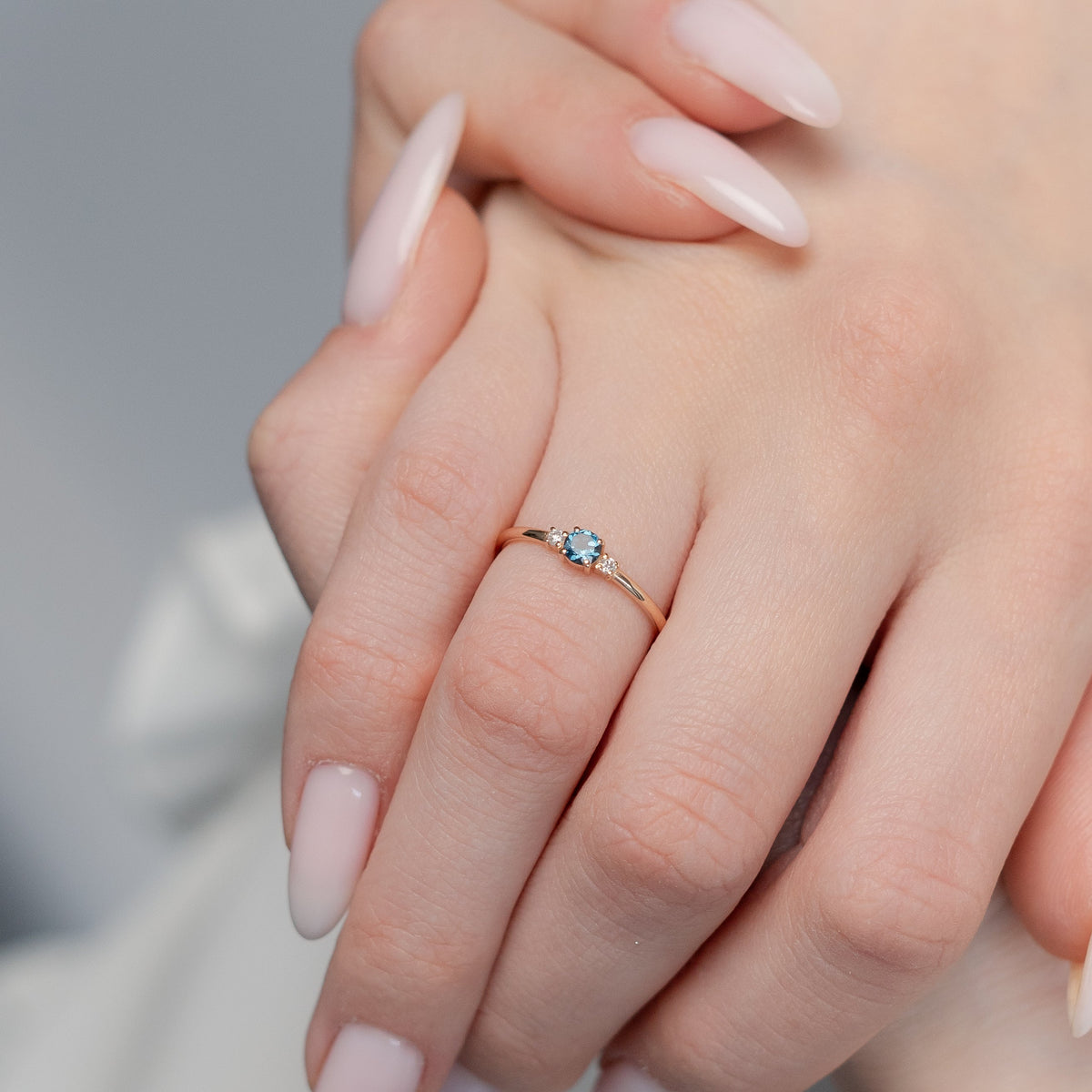 London Blue Topas Drei-Stein Verlobungsring mit Diamant aus 14 Karat Massivgold