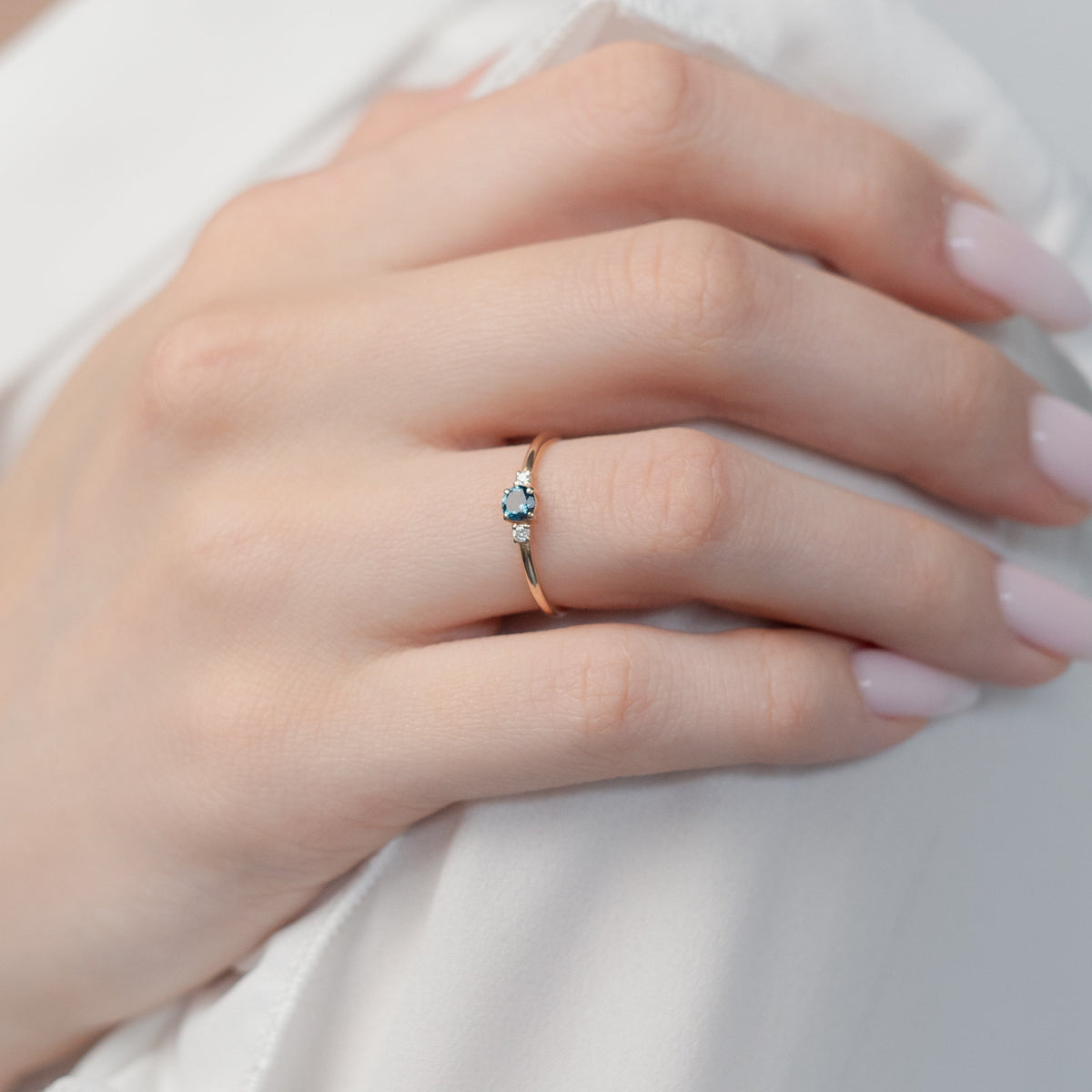 London Blue Topas Drei-Stein Verlobungsring mit Diamant aus 14 Karat Massivgold