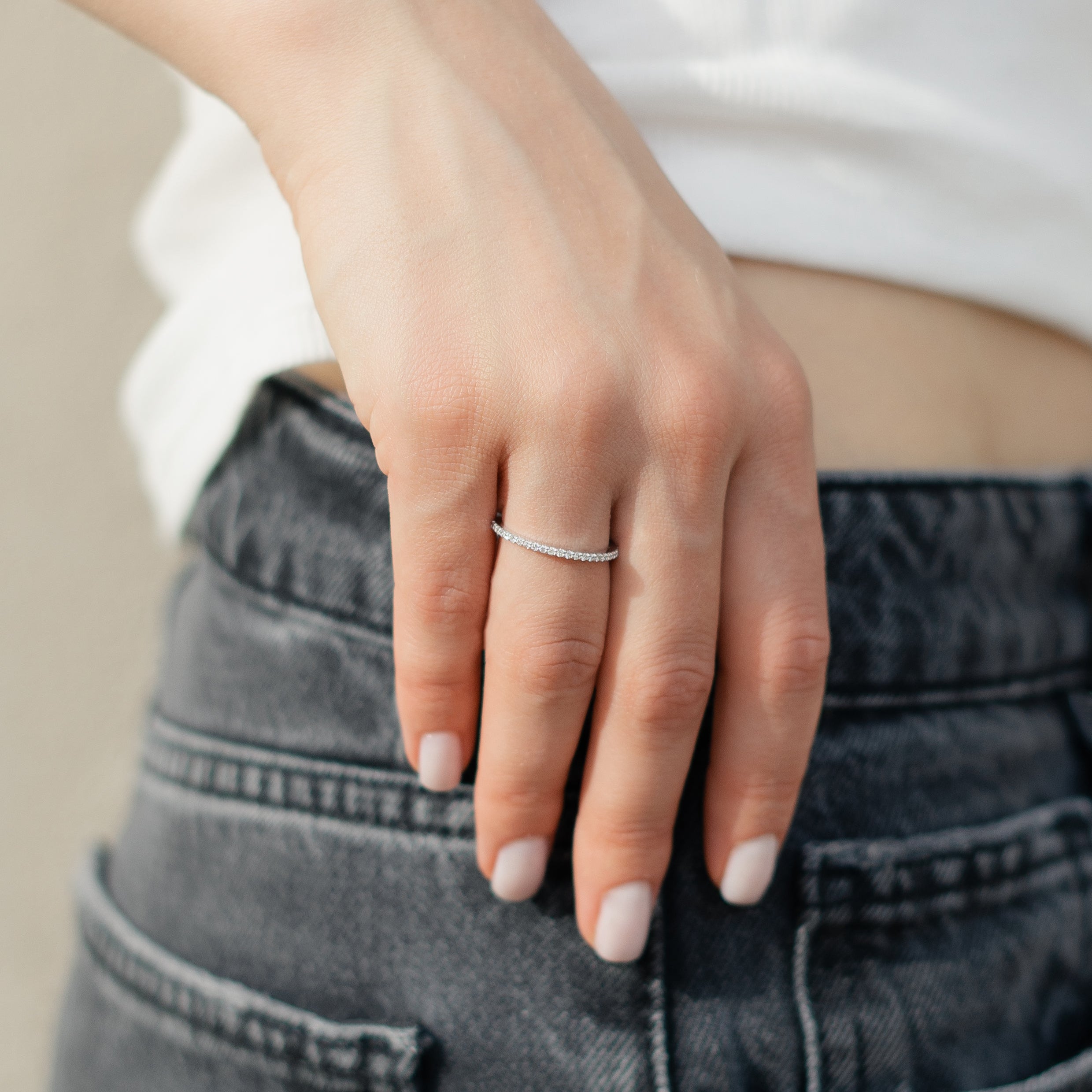 Dünner, stapelbarer Diamantring mit halber Fassung