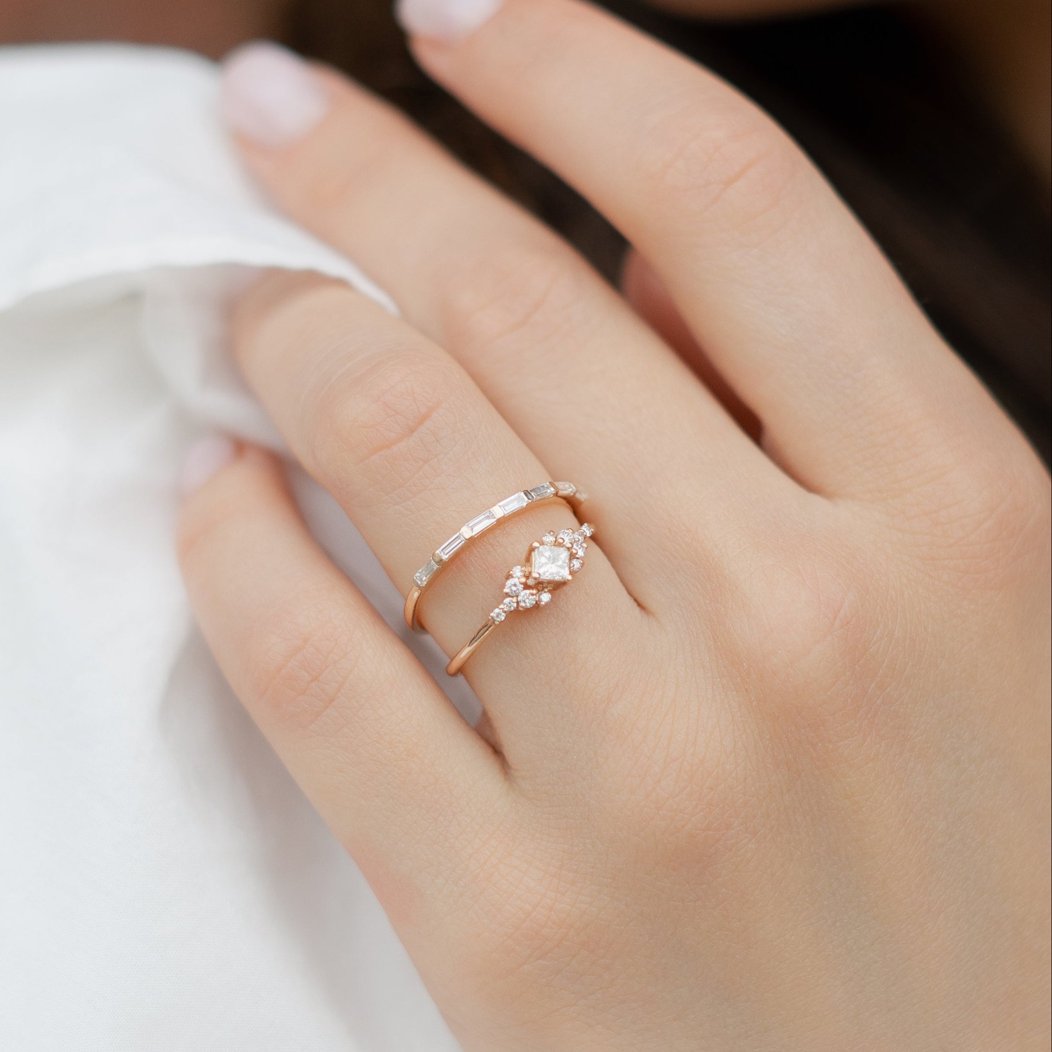 Prsten s diamantem princess-cut a diamantovým clusterem ze 14karátového zlato
