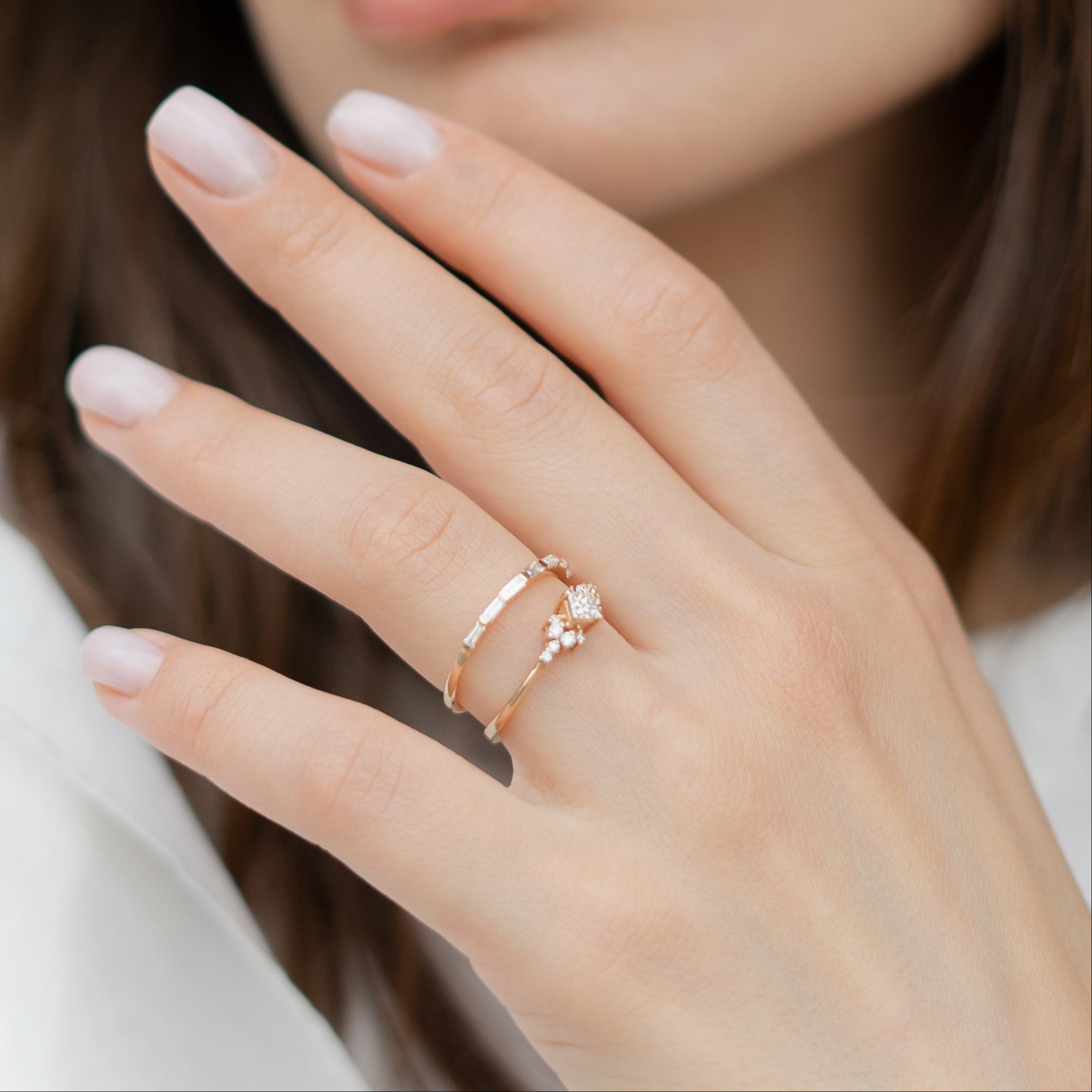 Prsten s diamantem princess-cut a diamantovým clusterem ze 14karátového zlato